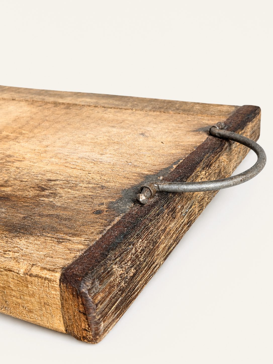 Oud rustiek houten dienblad met metalen handgrepen, detail 3