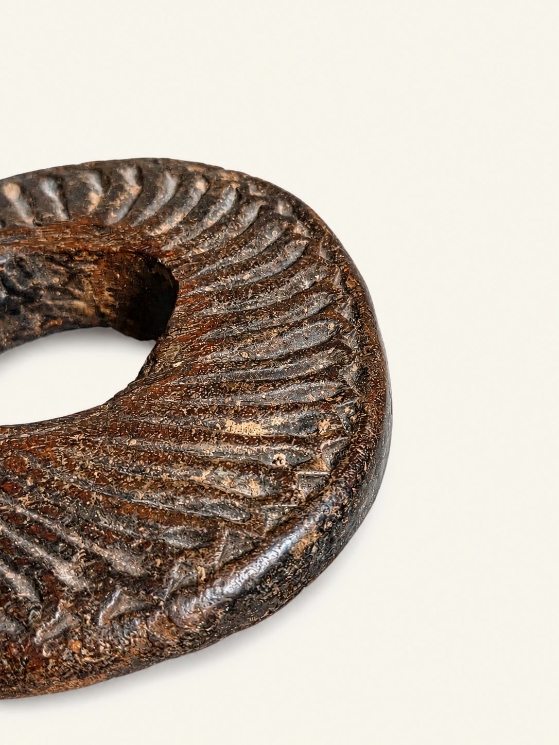 Uniek houten ornament in katrolvorm – doorleefd en karaktervol, detail 2