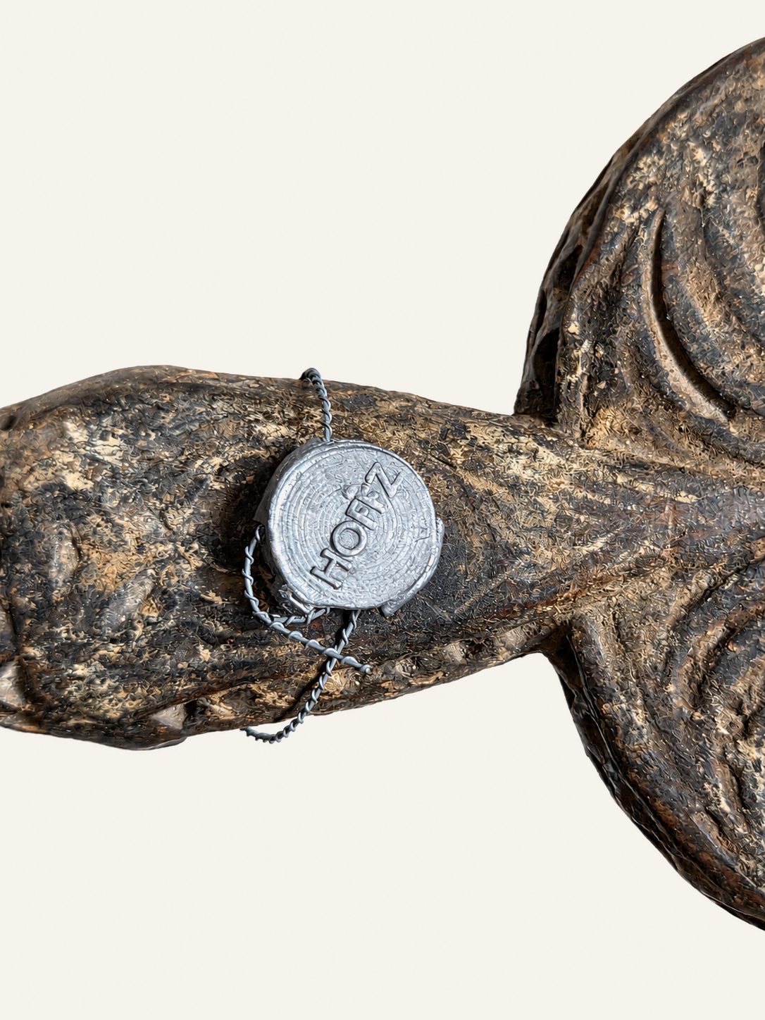 Uniek houten ornament in katrolvorm – doorleefd en karaktervol, detail 2