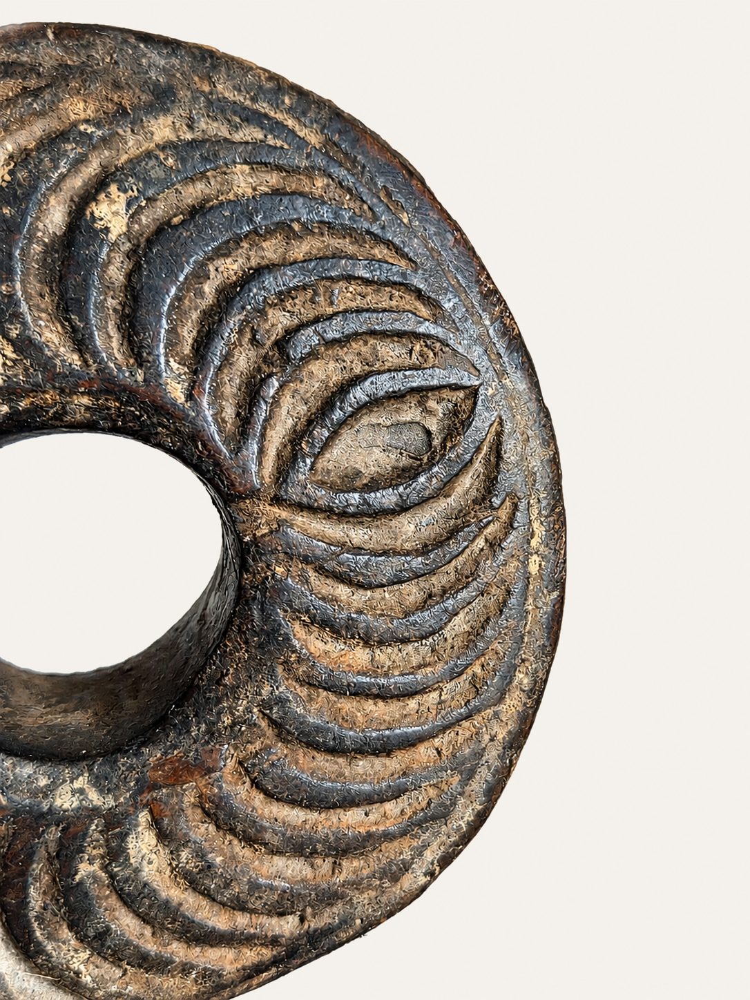 Uniek houten ornament in katrolvorm – doorleefd en karaktervol, detail 3
