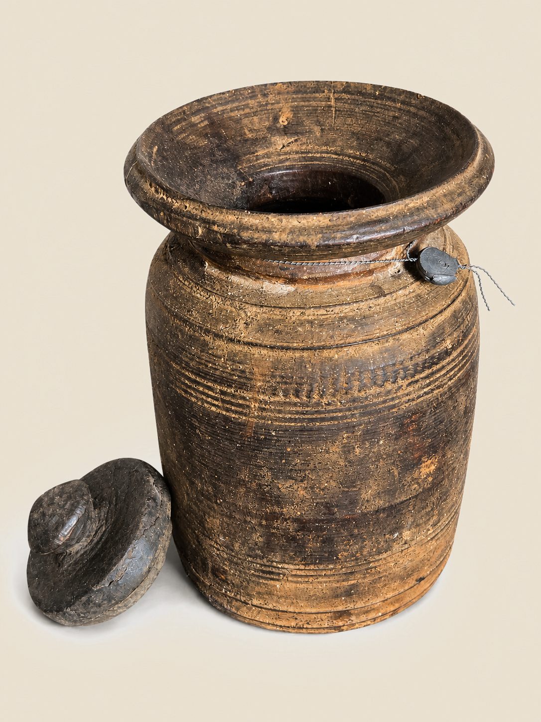 Authentieke oude houten pot met deksel, detail 2