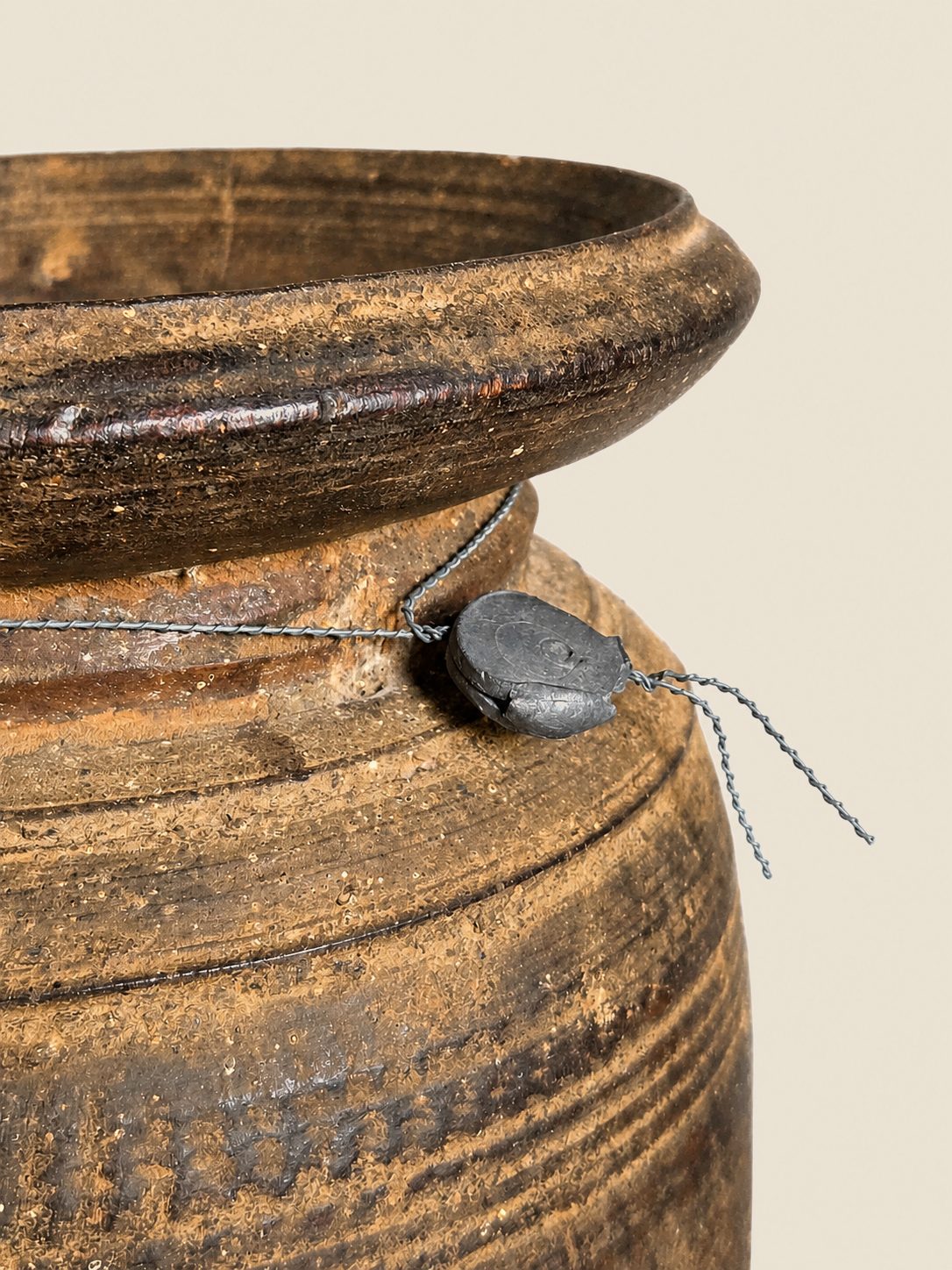 Authentieke oude houten pot met deksel, detail 3