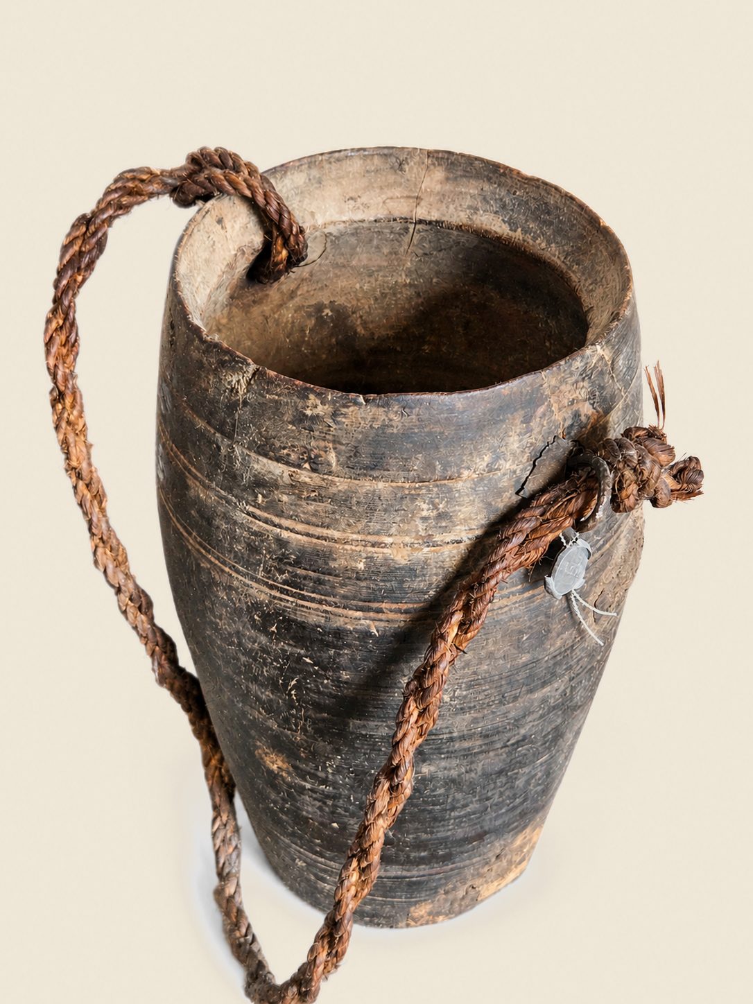 Authentieke Nepalese houten draagpot met gevlochten touw, detail 2