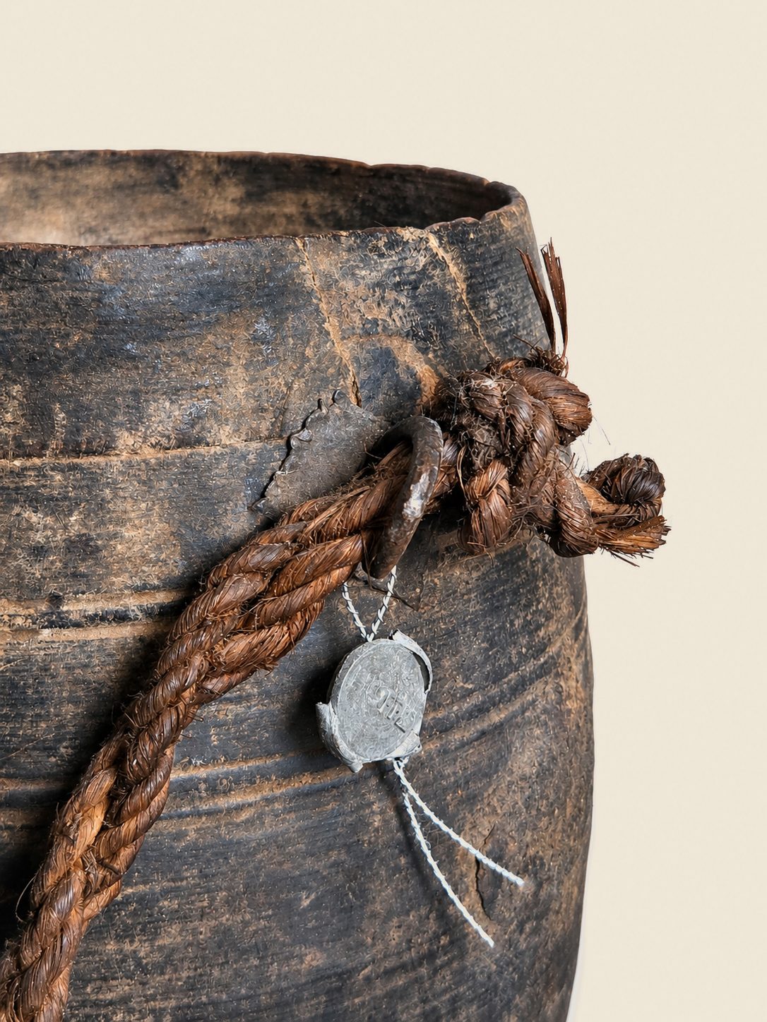 Authentieke Nepalese houten draagpot met gevlochten touw, detail 3