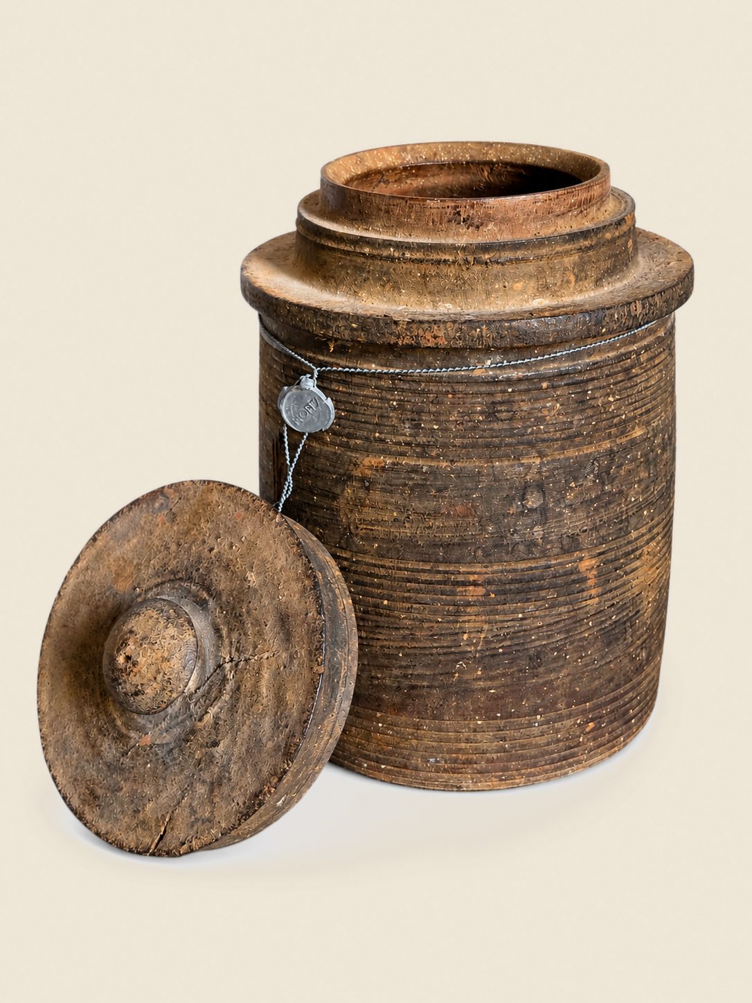 Authentieke Nepalese houten voorraadpot met deksel, detail 2