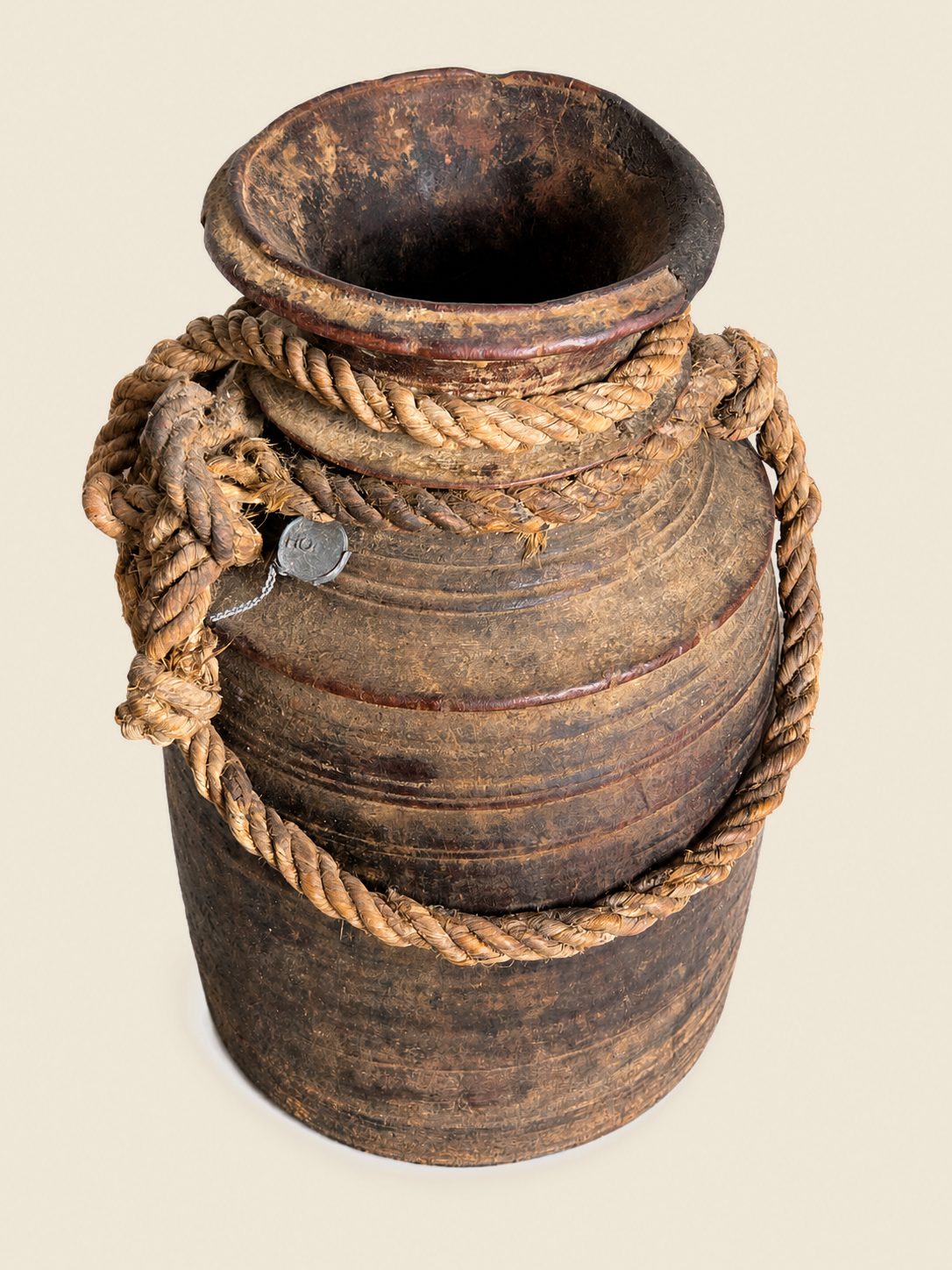 Authentieke Nepalese houten draagpot met gevlochten touw, detail 2