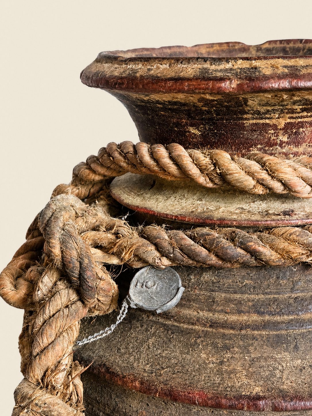 Authentieke Nepalese houten draagpot met gevlochten touw, detail 3