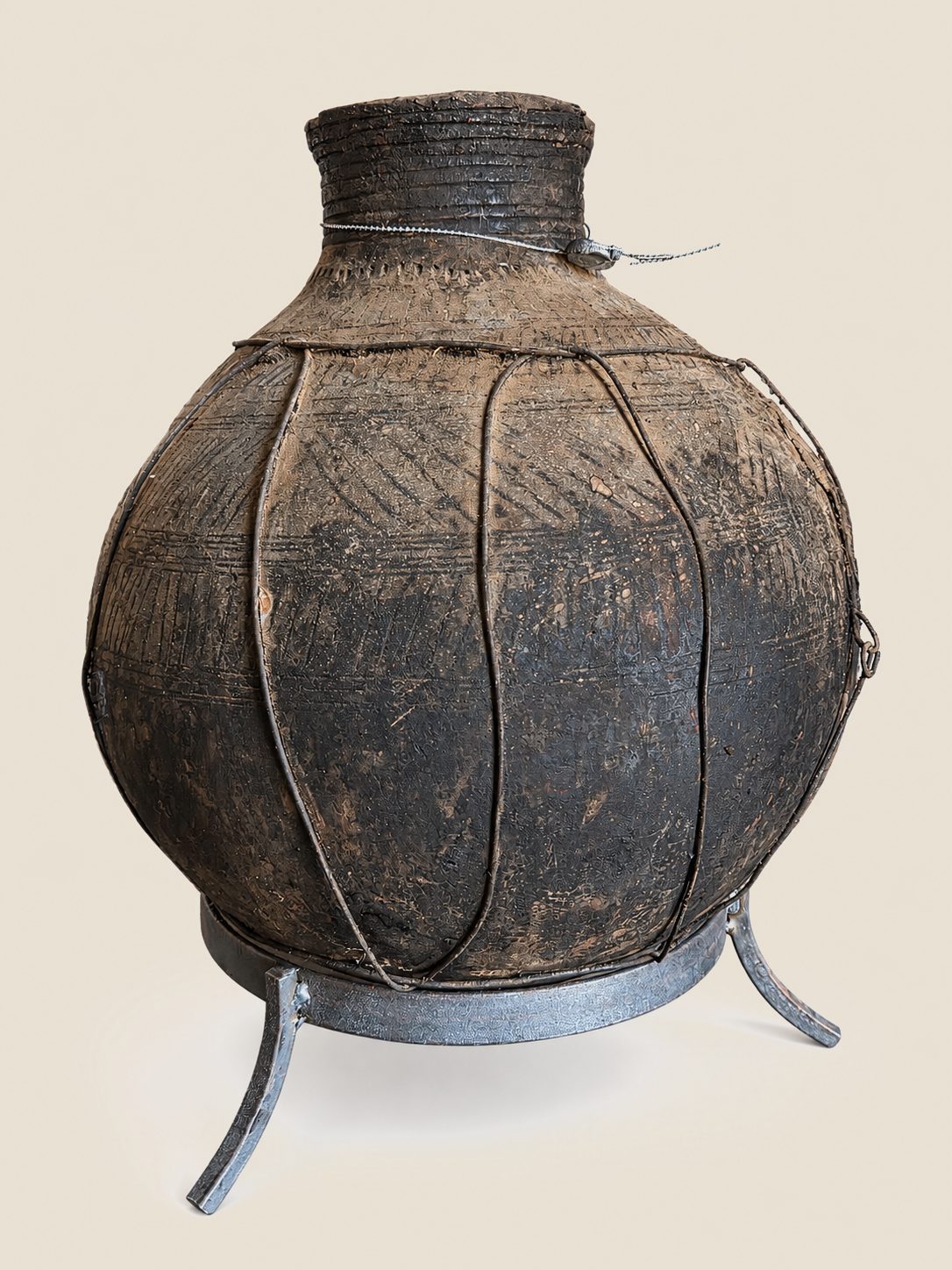 Authentieke Hoffz stenen kruik op metalen standaard, detail 2