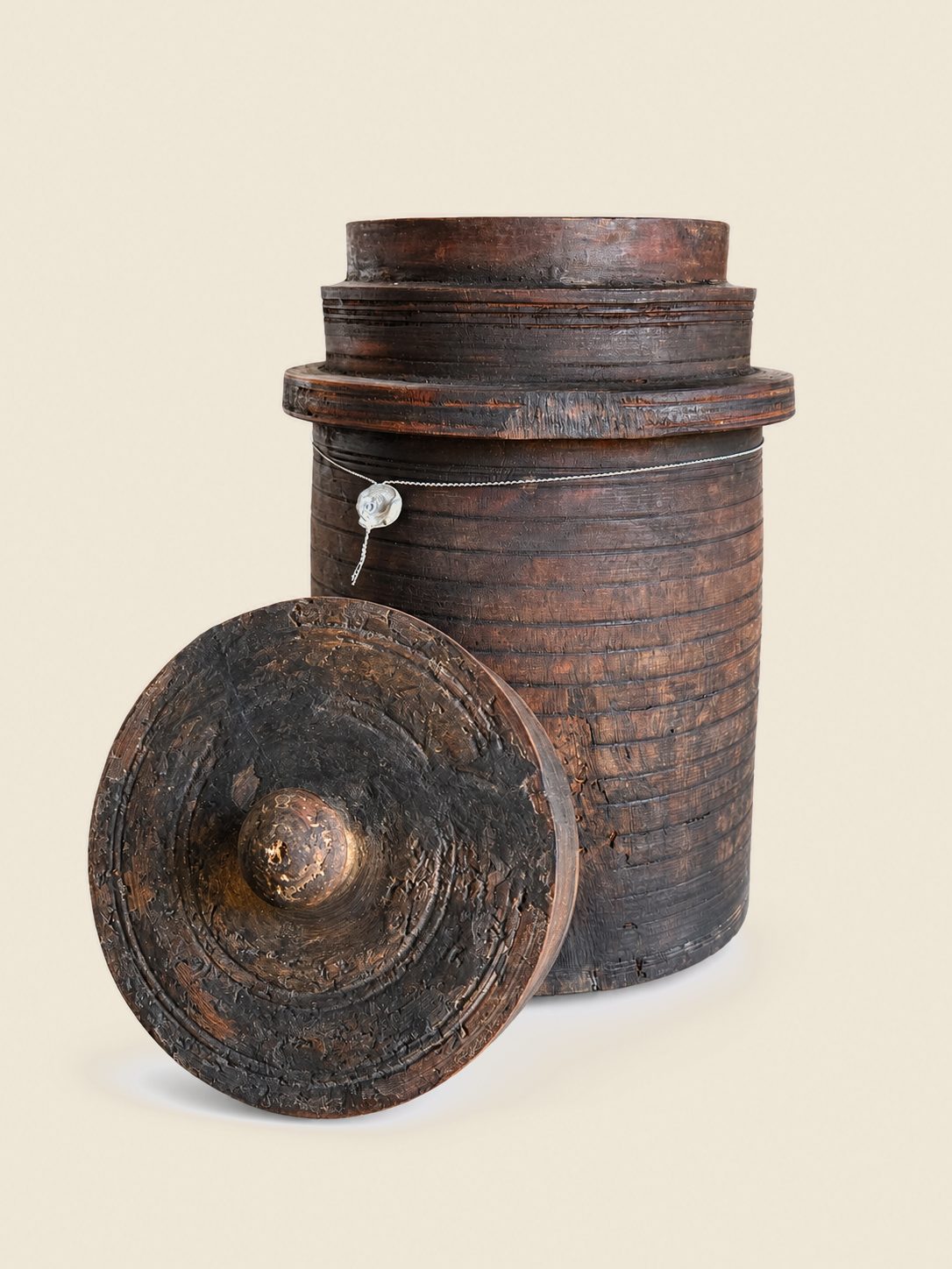 Authentieke oude houten Hoffz-pot met deksel, detail 2