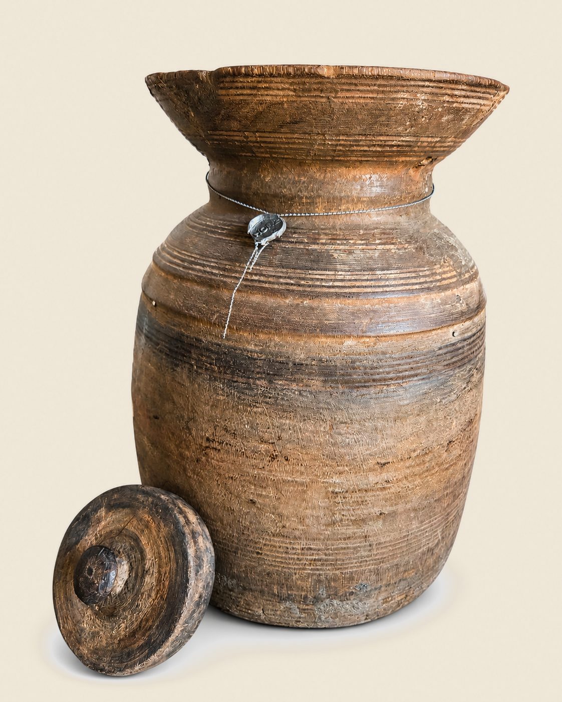 Authentieke Nepalese houten pot met deksel, detail 2