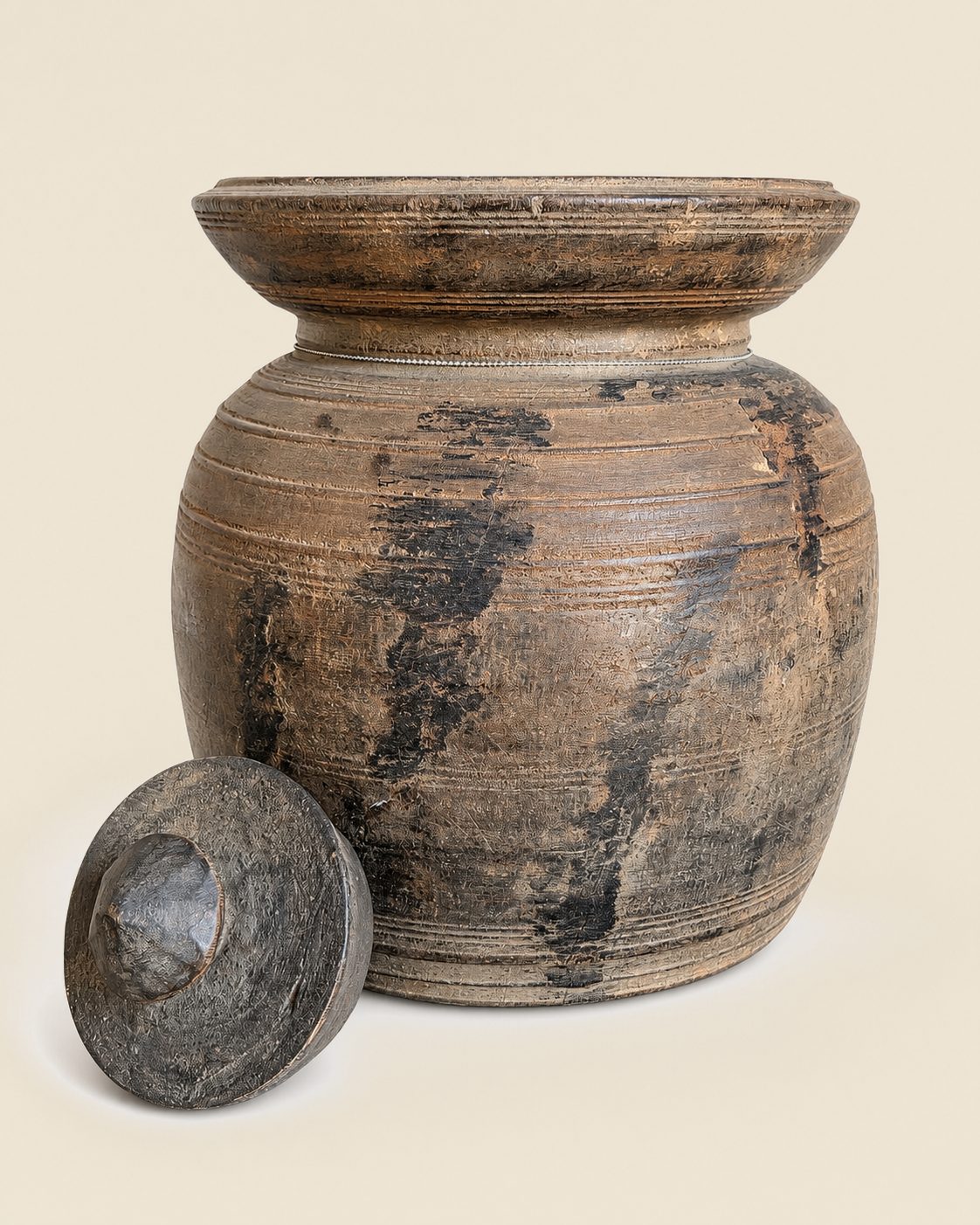 Authentieke Nepalese houten pot met deksel, detail 2