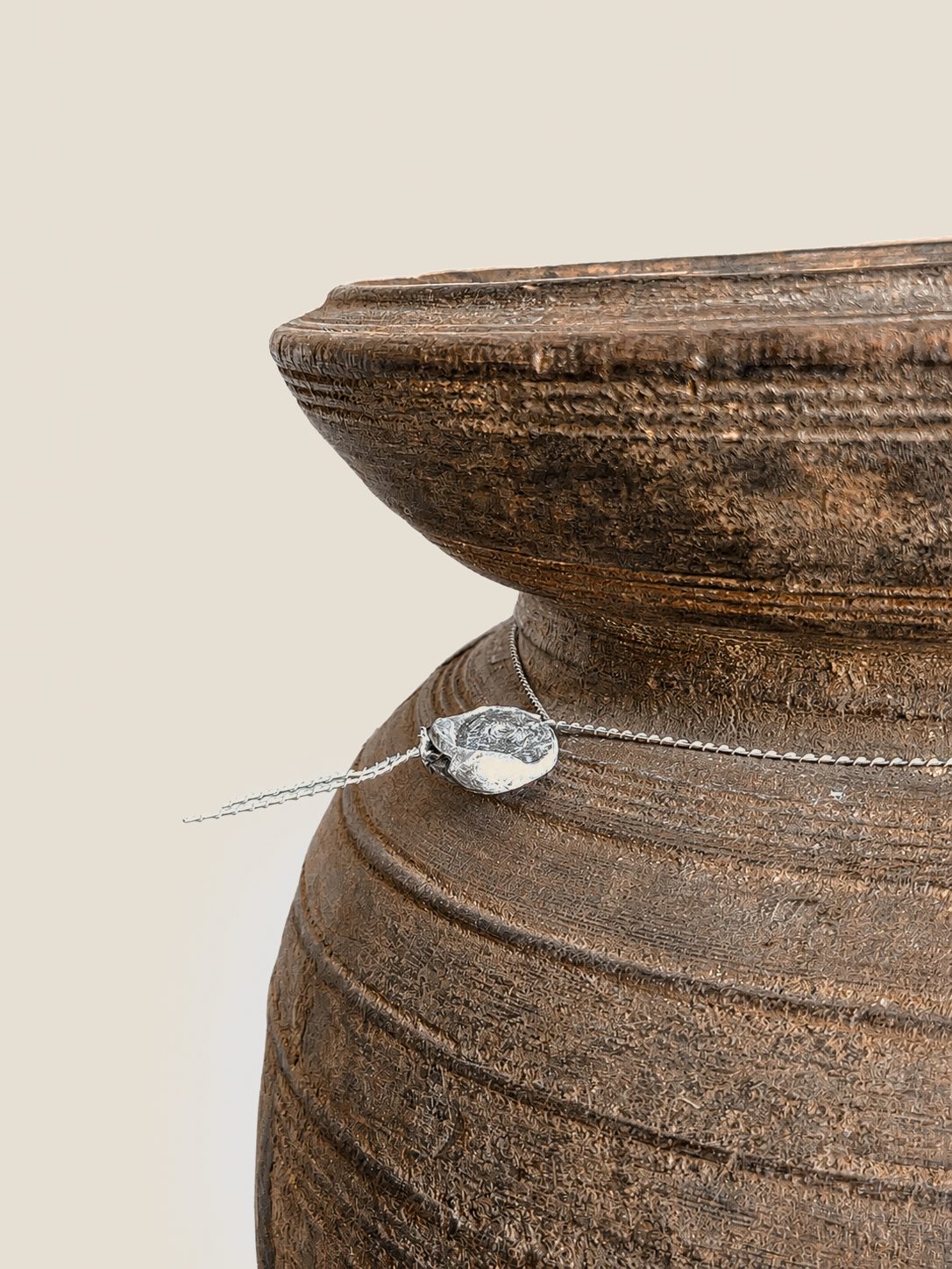 Authentieke Nepalese houten pot met deksel, detail 3