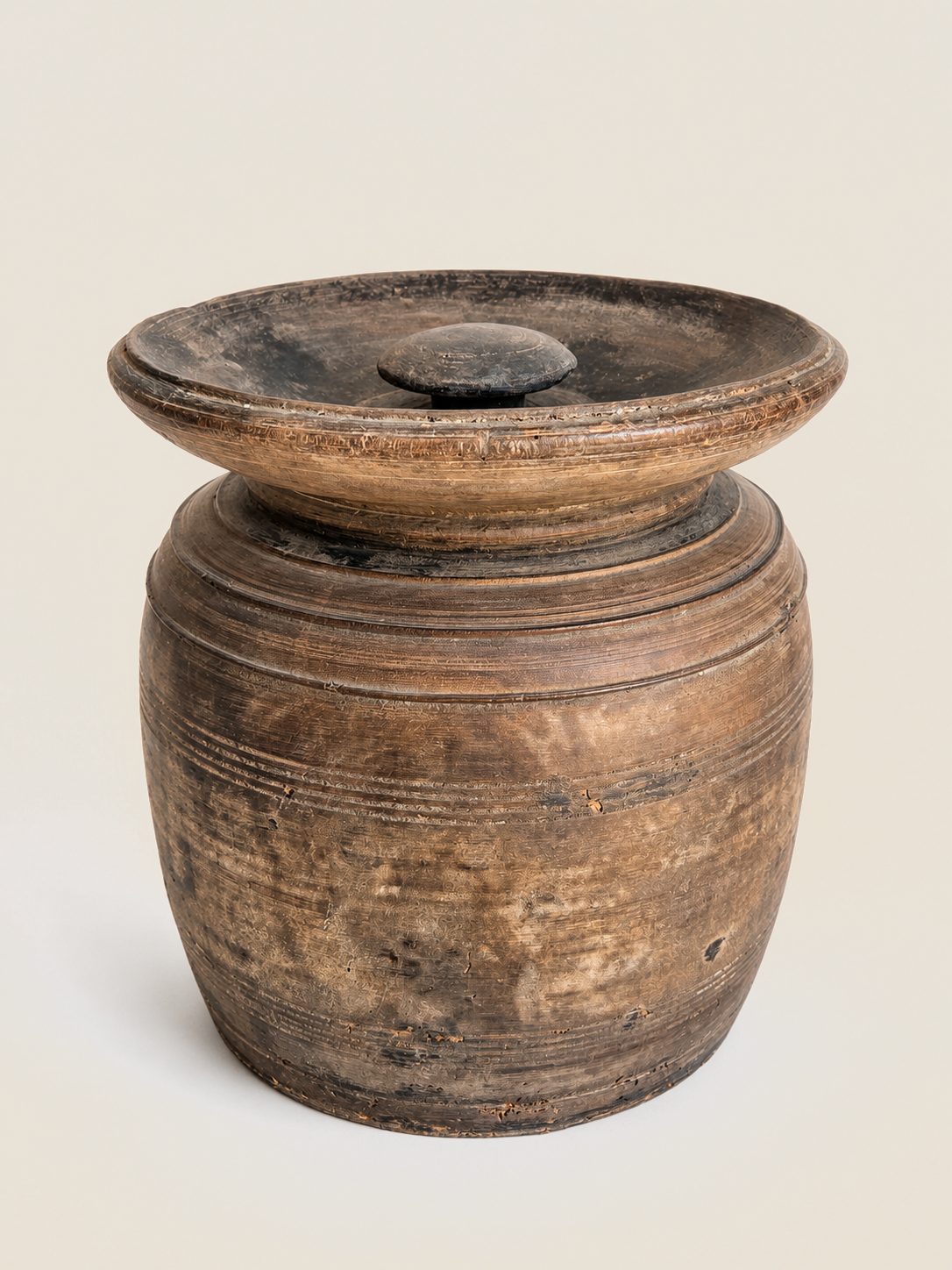 Authentieke Nepalese houten pot met deksel, detail 2
