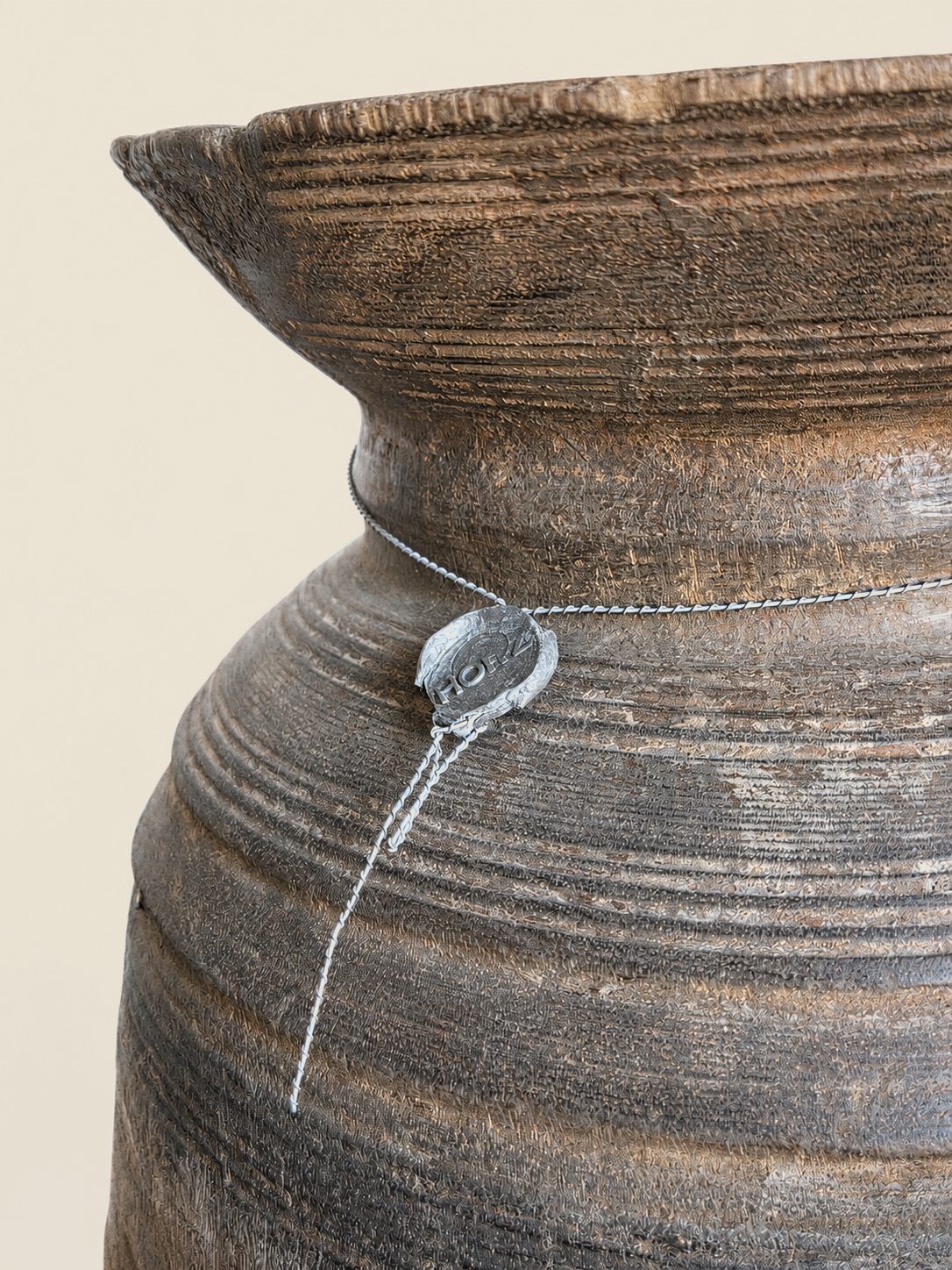Authentieke Nepalese houten pot met deksel, detail 3