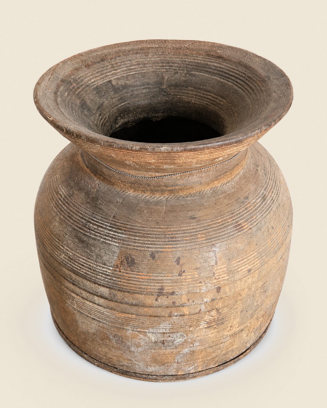 Authentieke Nepalese houten pot met brede hals, detail 2
