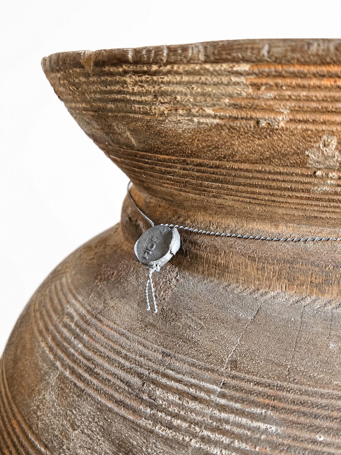 Authentieke Nepalese houten pot met brede hals, detail 3