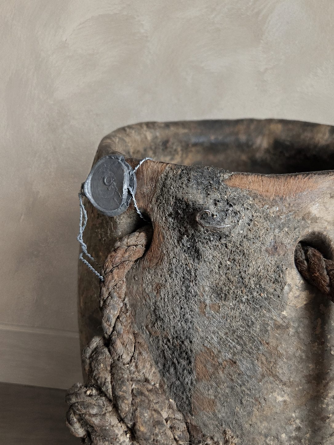 Authentieke Nepalese houten draagpot met touw, detail 3