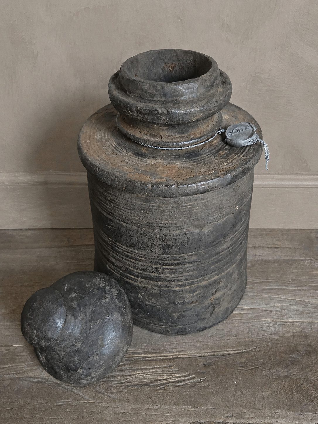 Authentieke oude houten pot met deksel, detail 2