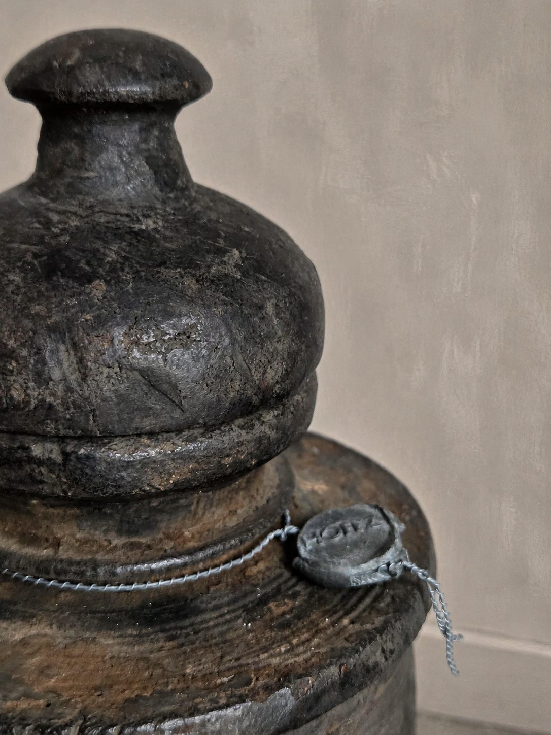 Authentieke oude houten pot met deksel, detail 3