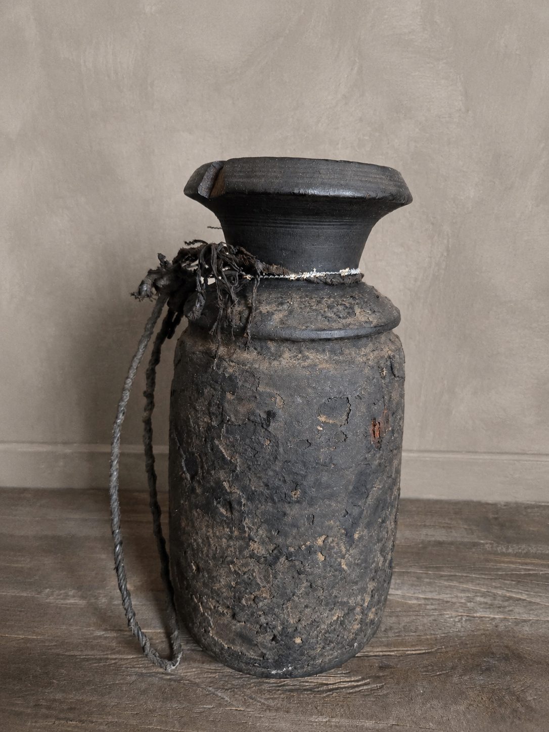 Authentieke Nepalese houten draagpot met touw, detail 2