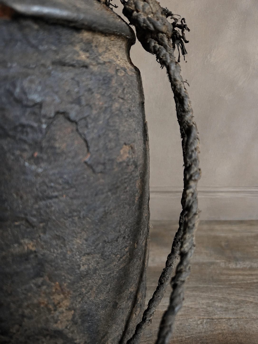 Authentieke Nepalese houten draagpot met touw, detail 3