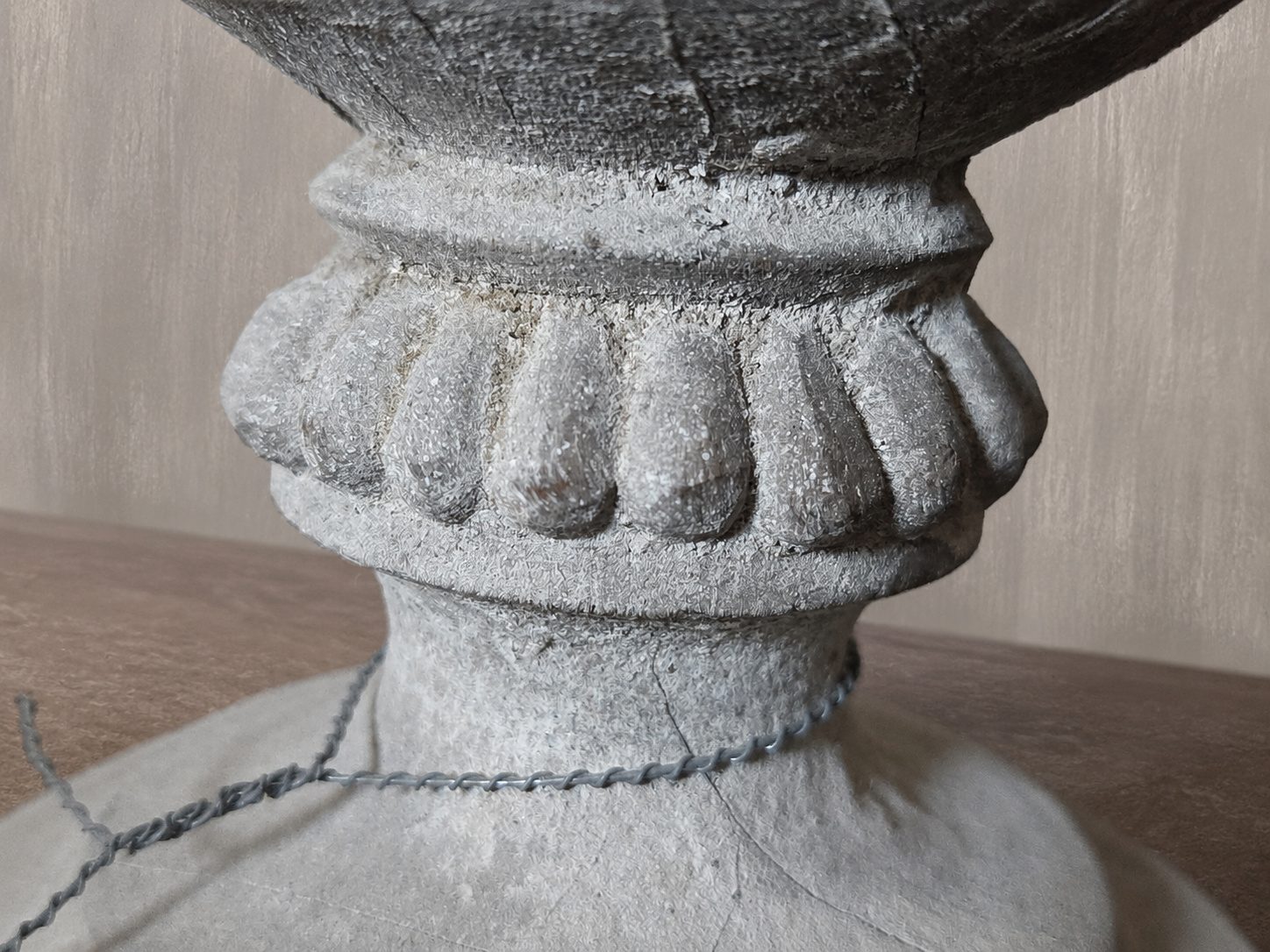 Verweerde urn met gedetailleerde randen, detail 2