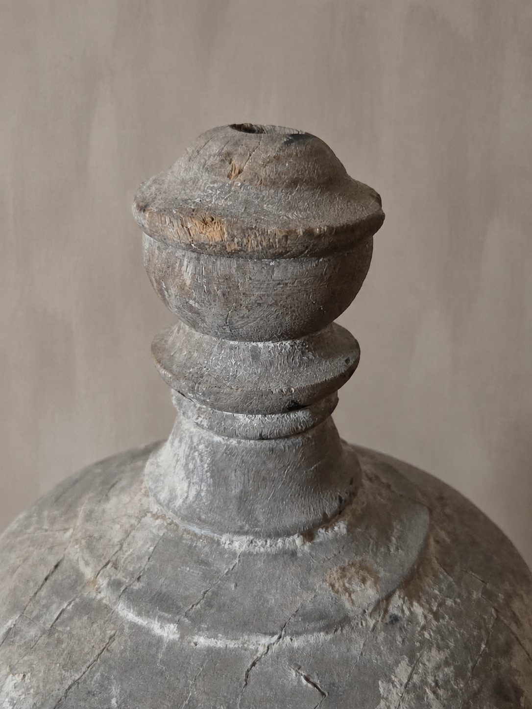 Verweerde urn met gedetailleerde randen, detail 3