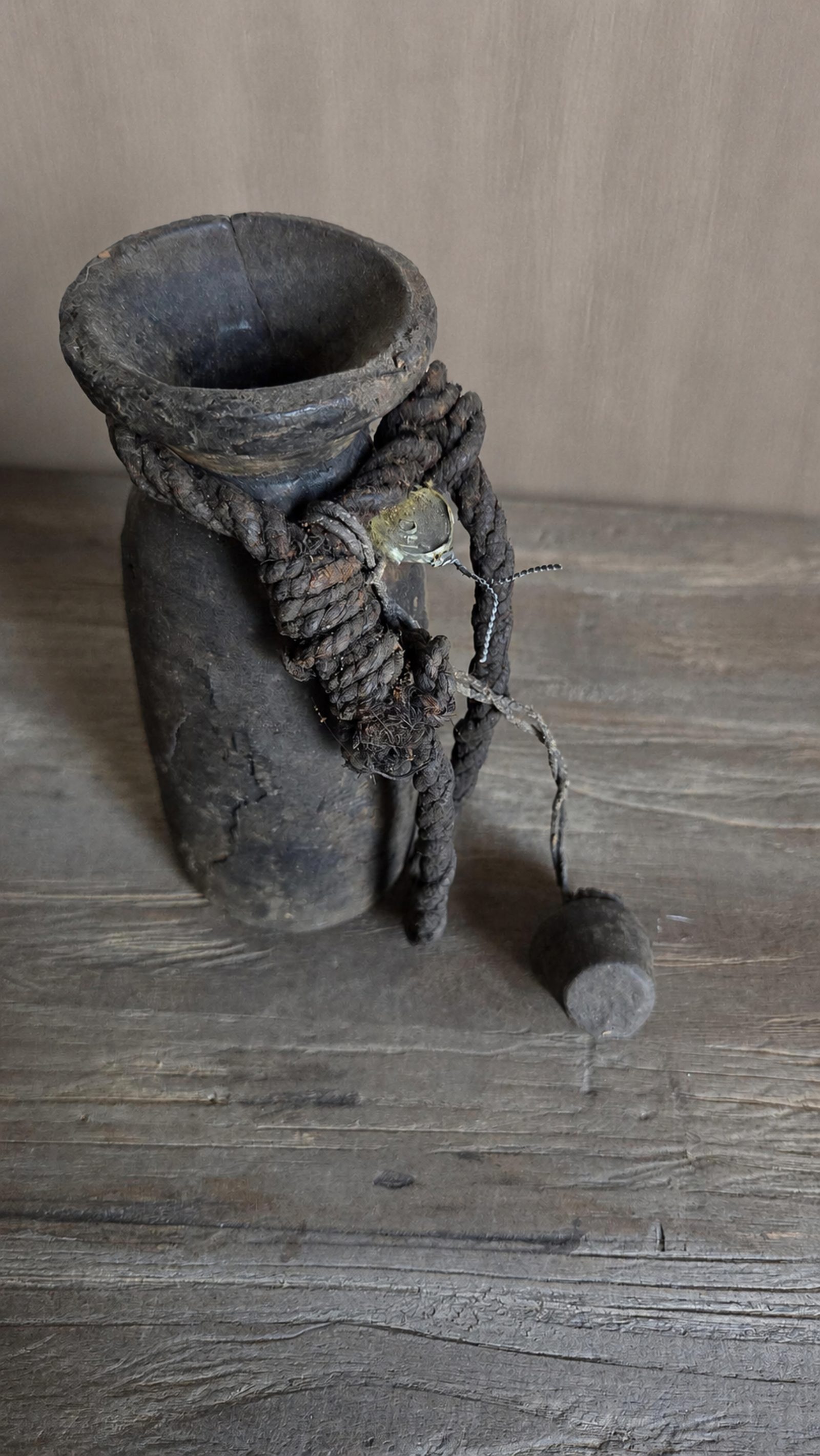 Oud houten kruikje met stopper en touw, detail 2