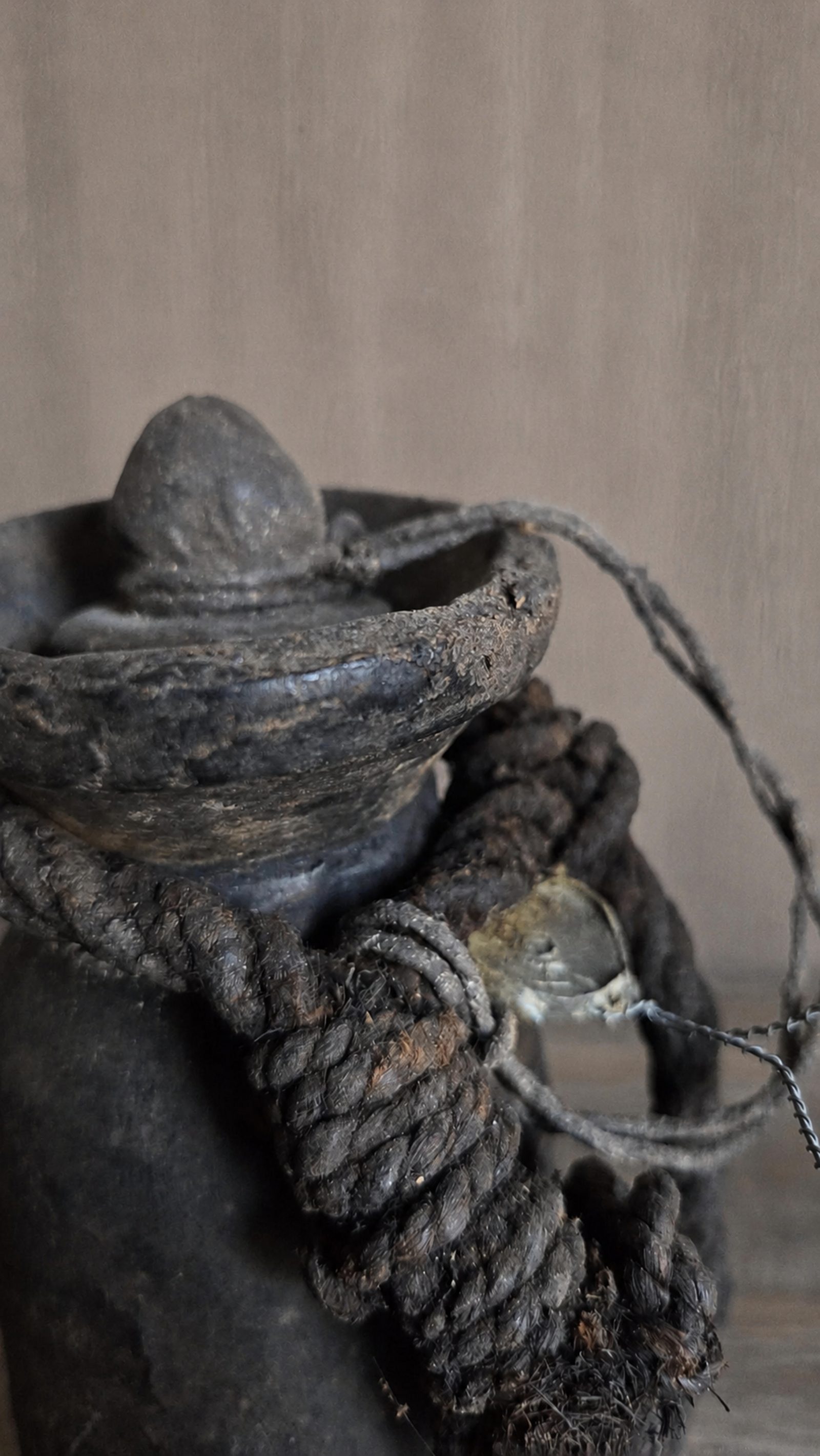 Oud houten kruikje met stopper en touw, detail 3