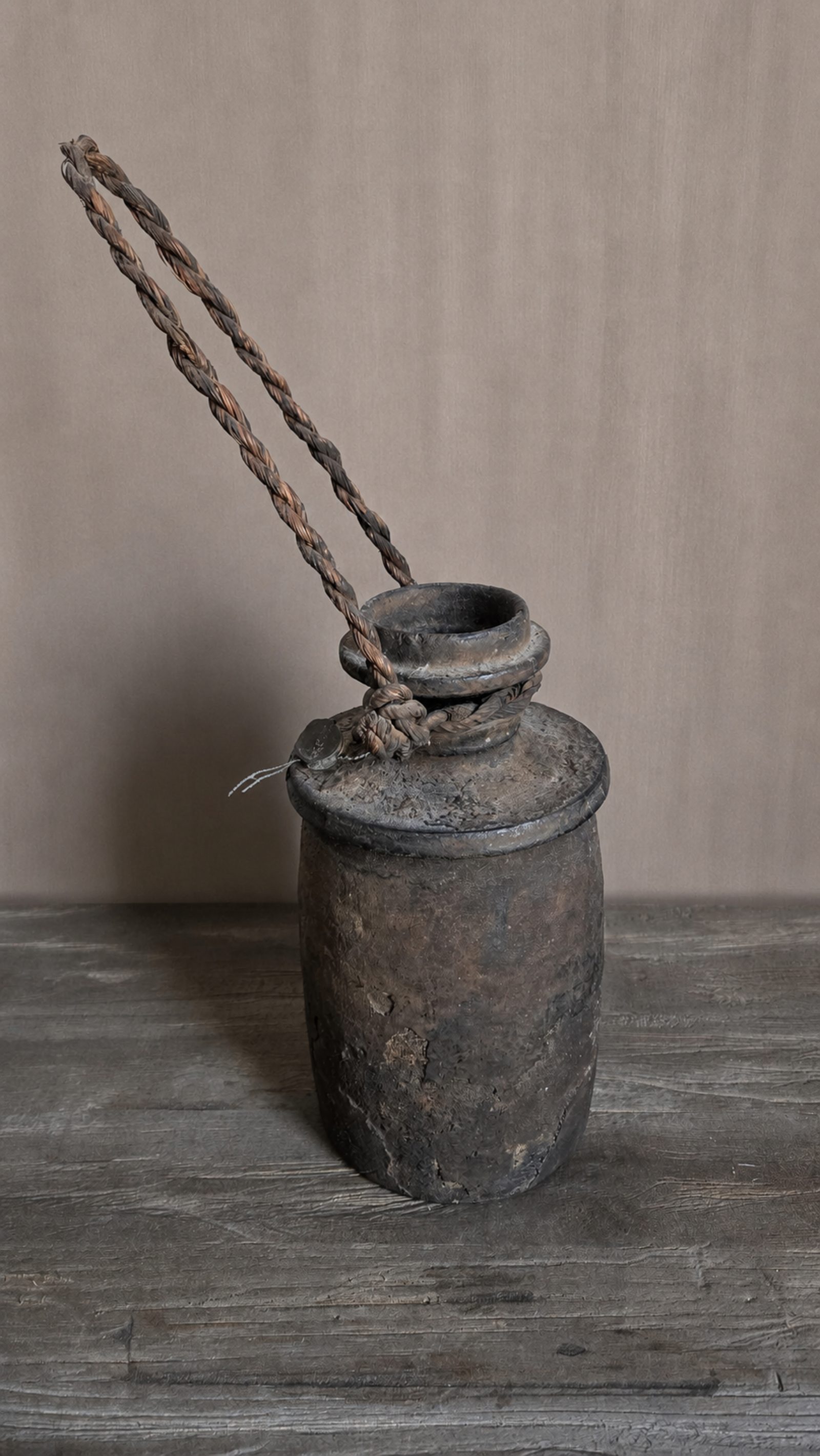 Oude houten draagkruik met touw, detail 2