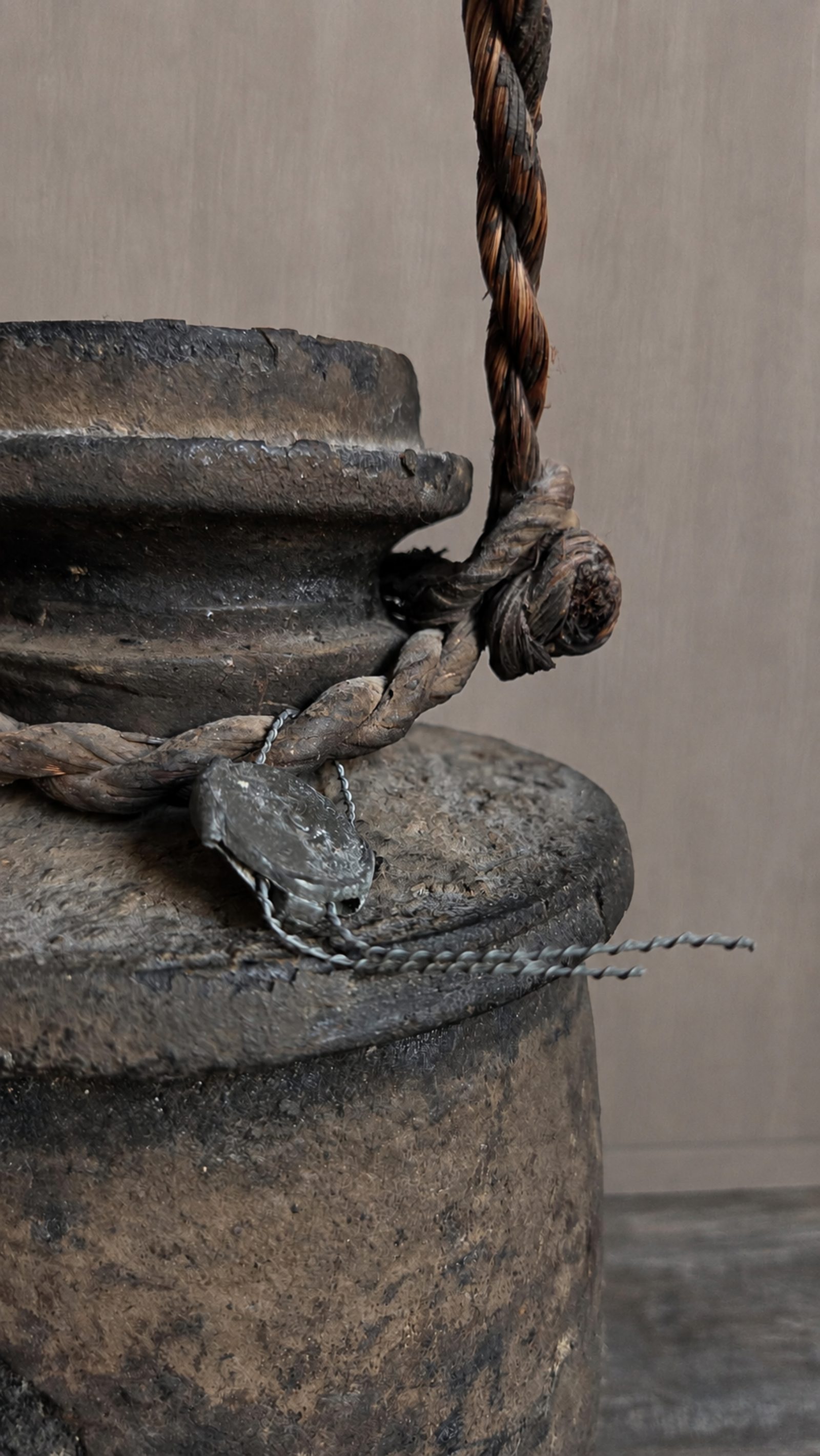 Oude houten draagkruik met touw, detail 3