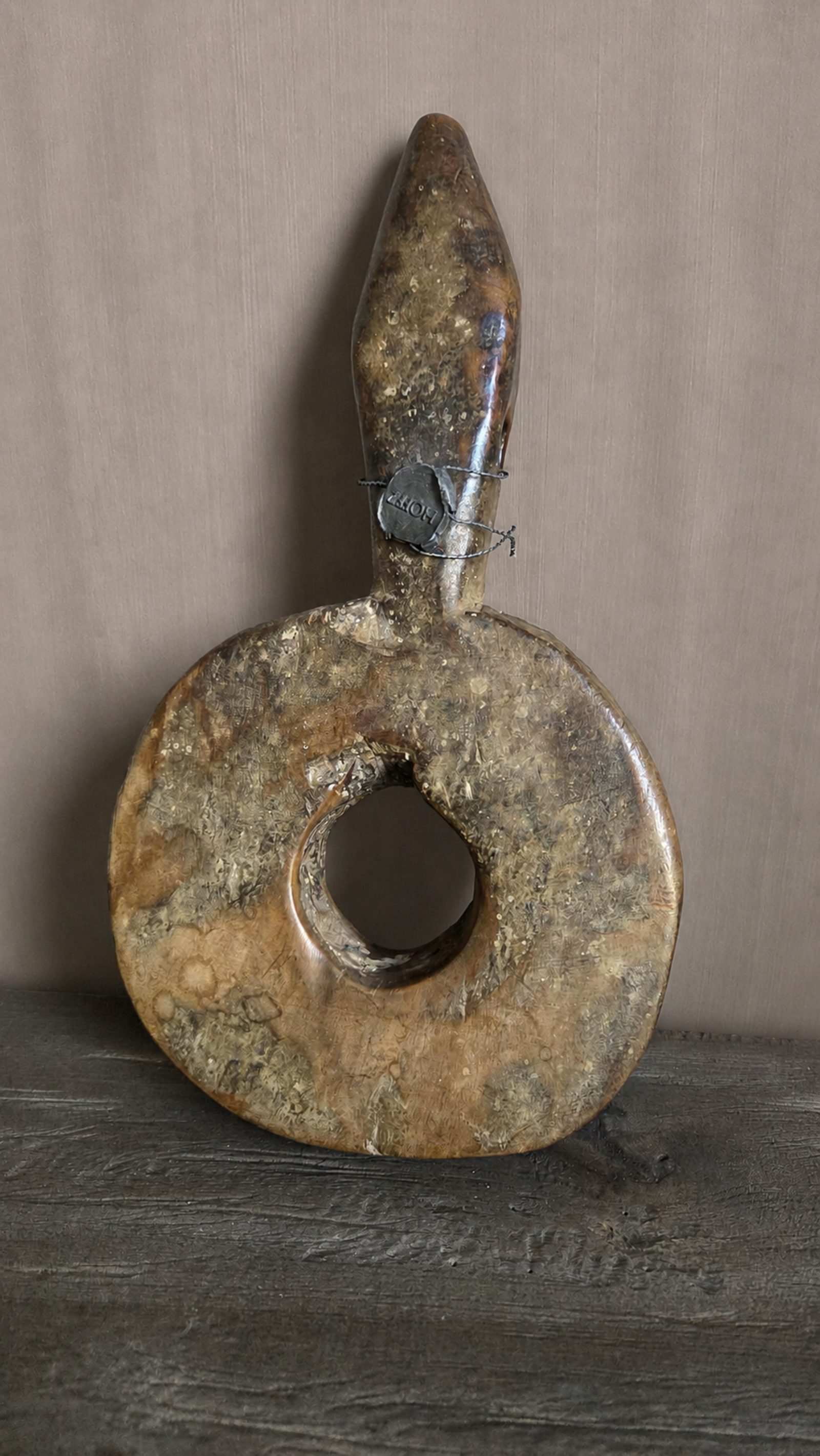 Houten ornament met handgreep, detail 2