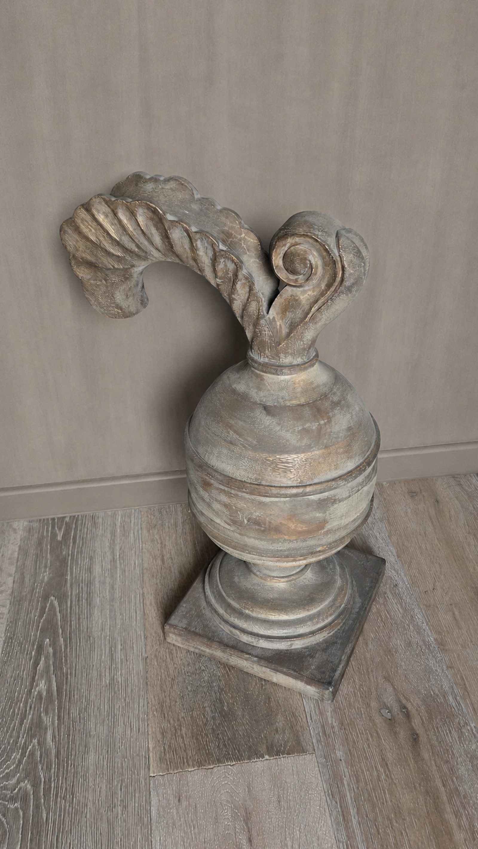 Groot houten krulornament op voet, detail 2