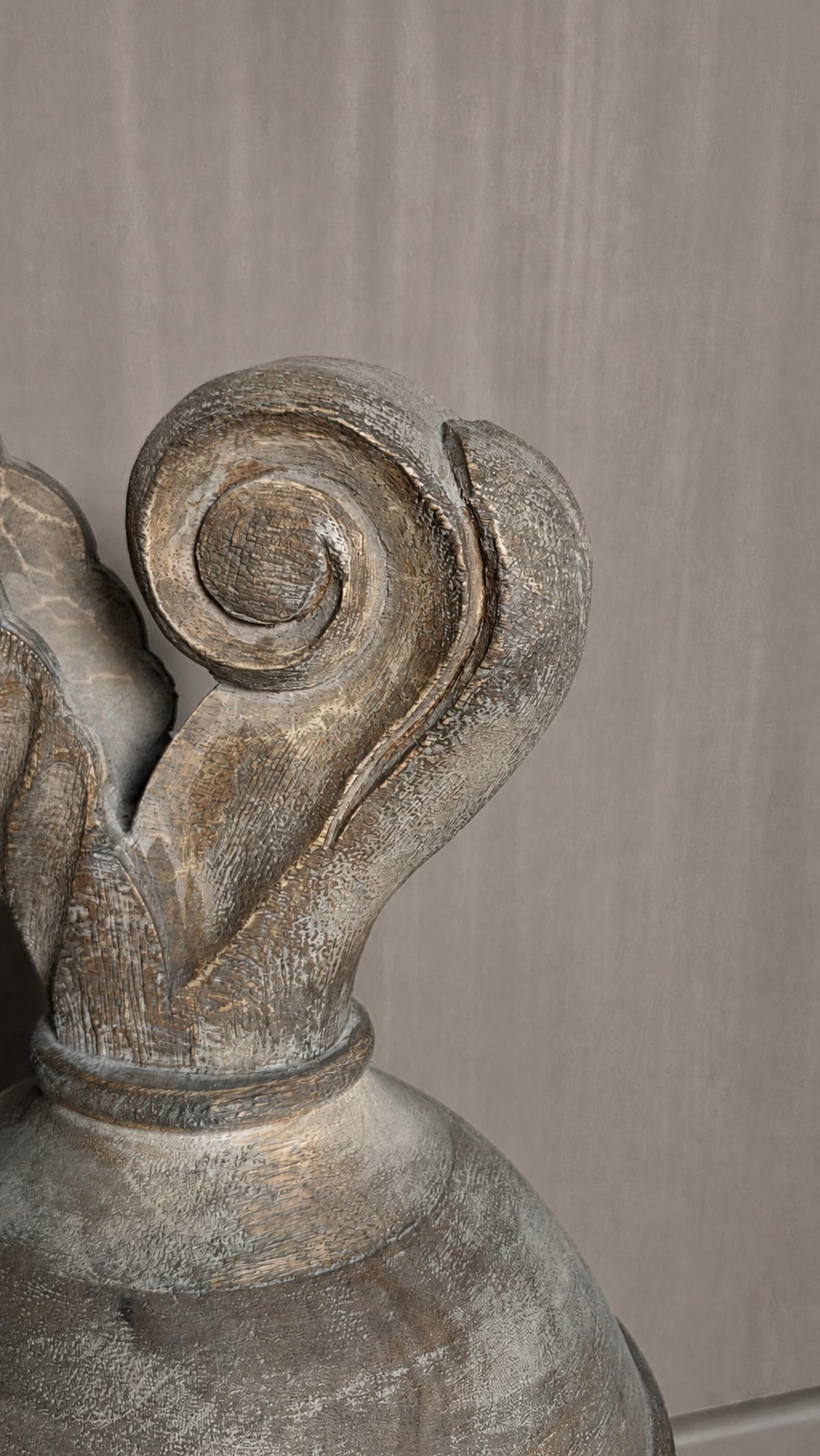 Groot houten krulornament op voet, detail 3