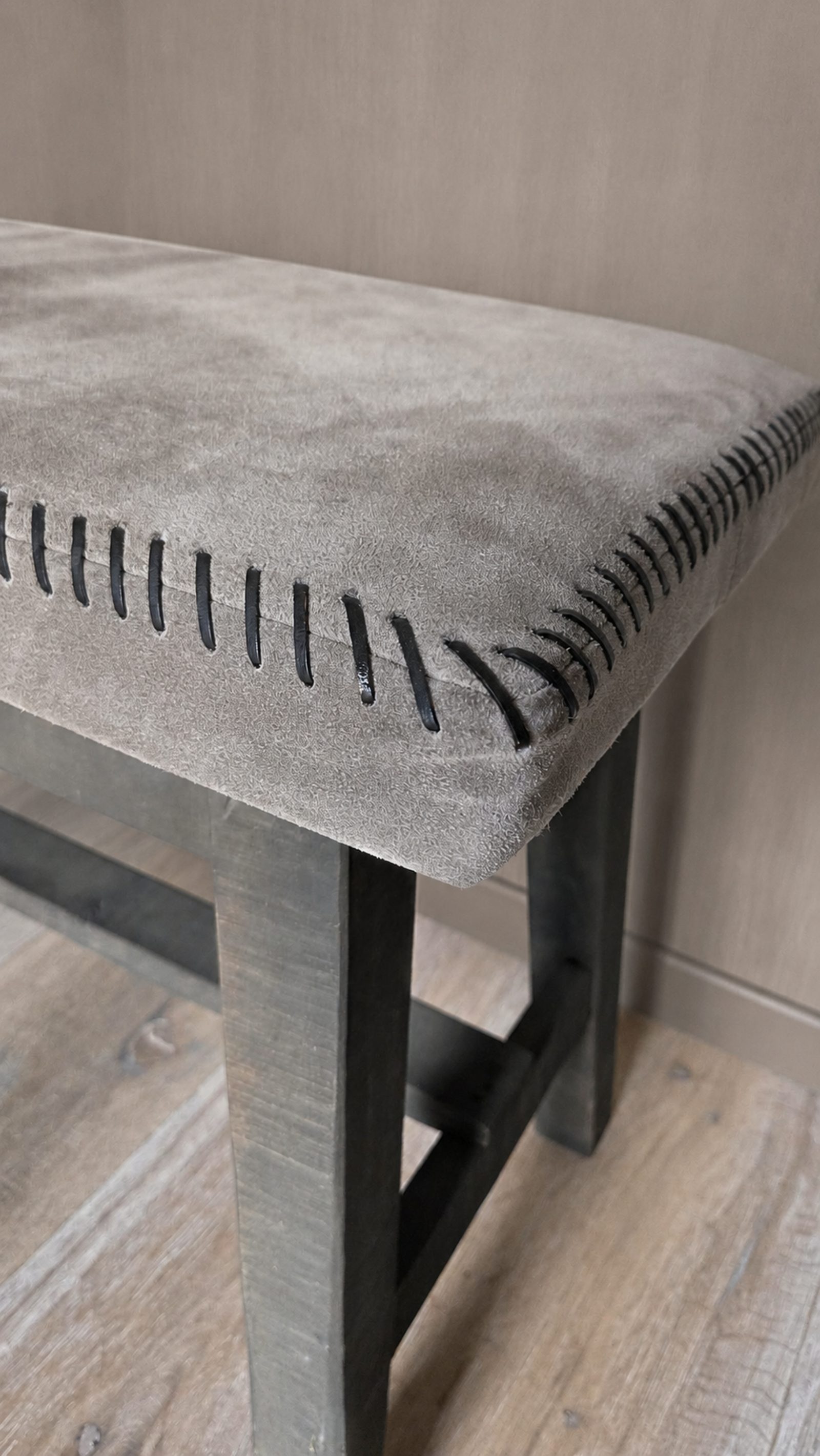 Bankje Avani (suede), detail 2