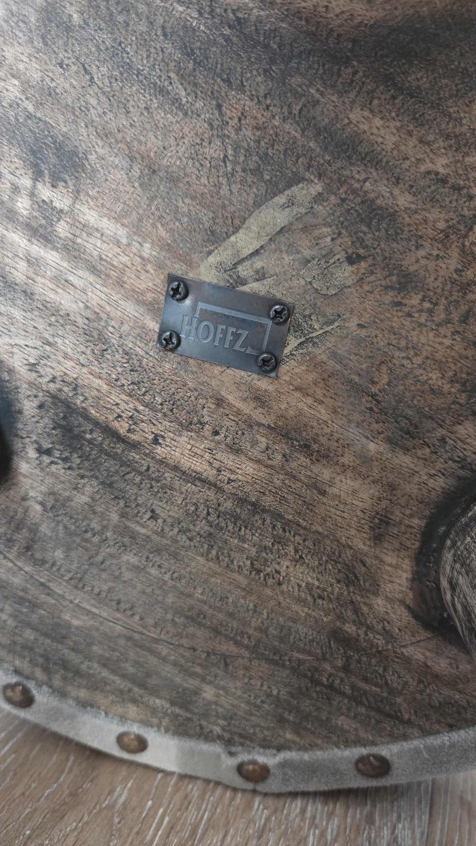 Krukje met lederen zitting, detail 3