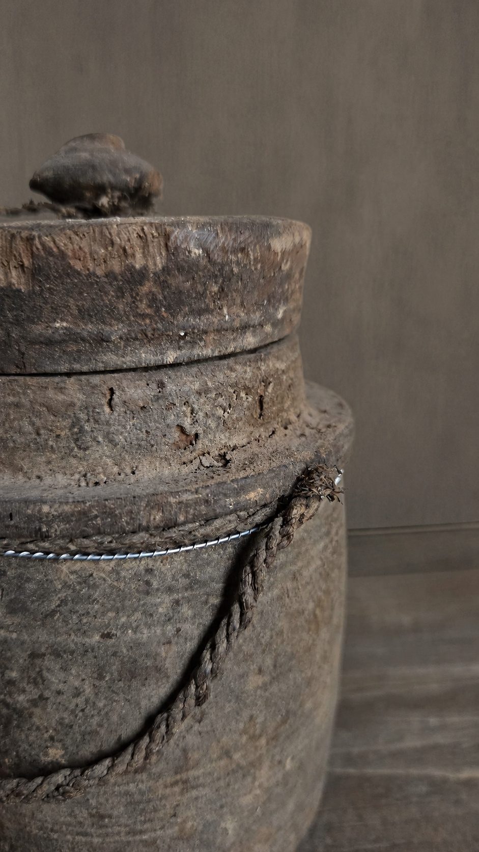 Oude houten pot met deksel, detail 2