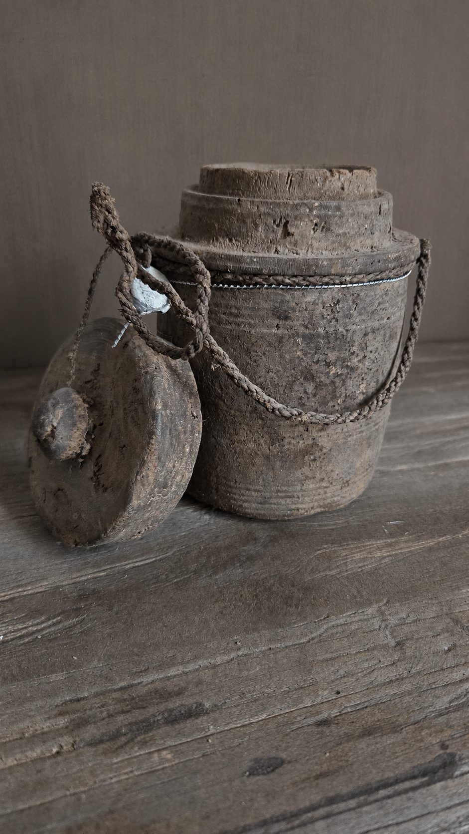 Oude houten pot met deksel, detail 3