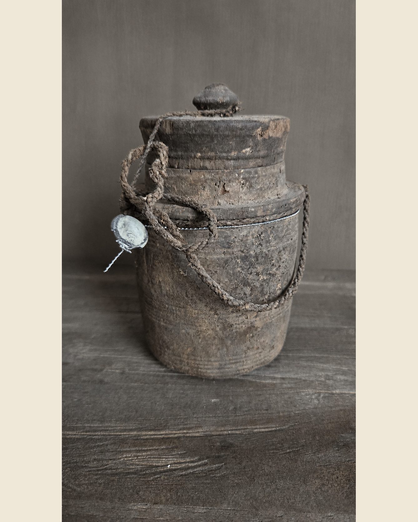 Oude houten pot met deksel, Hoffz, bij Mahieu&Merckx
