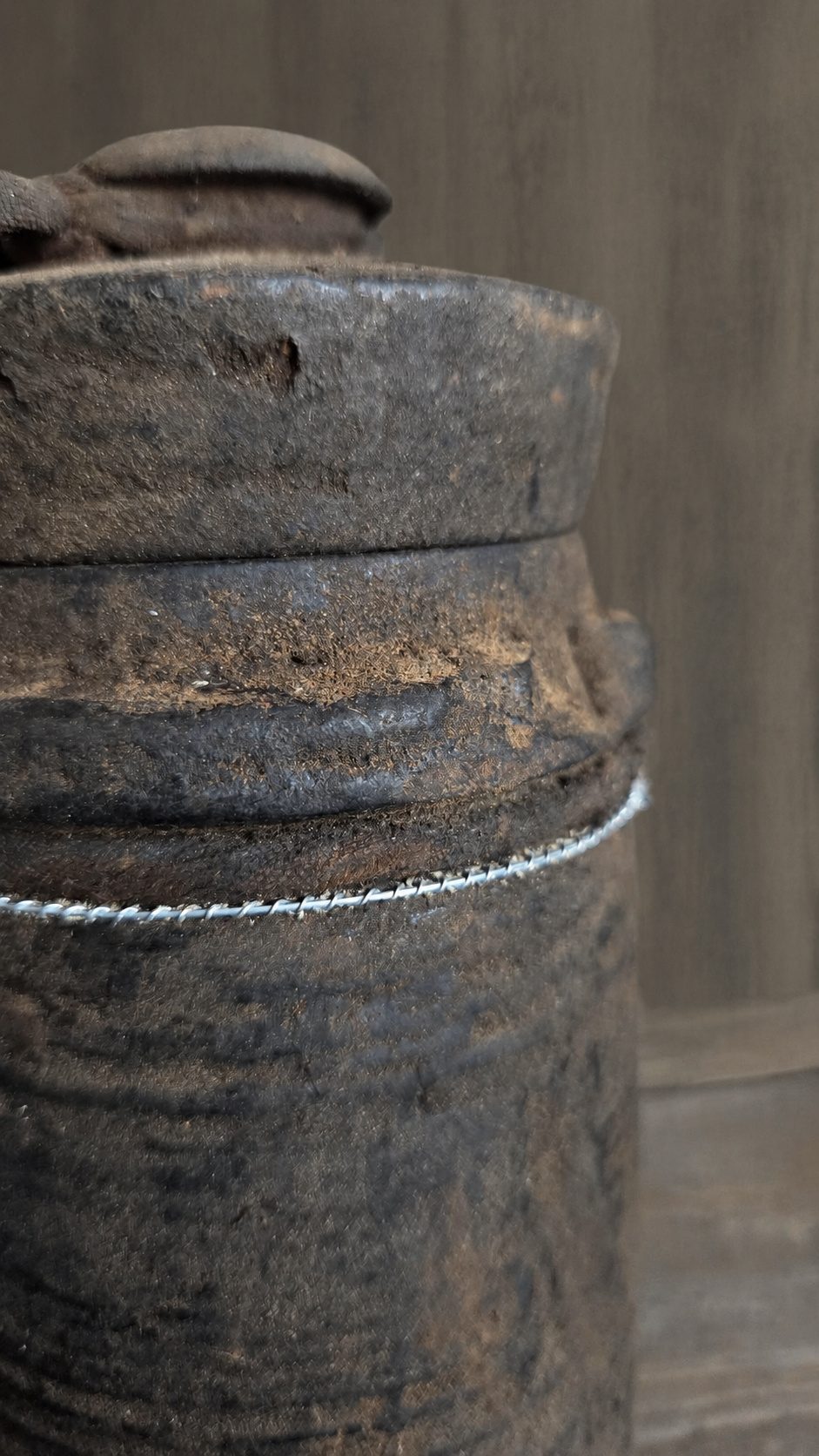 Oude houten draagpot met deksel, detail 2