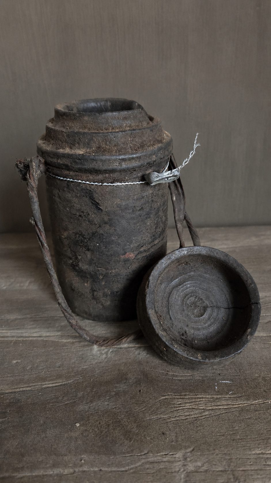 Oude houten draagpot met deksel, detail 3
