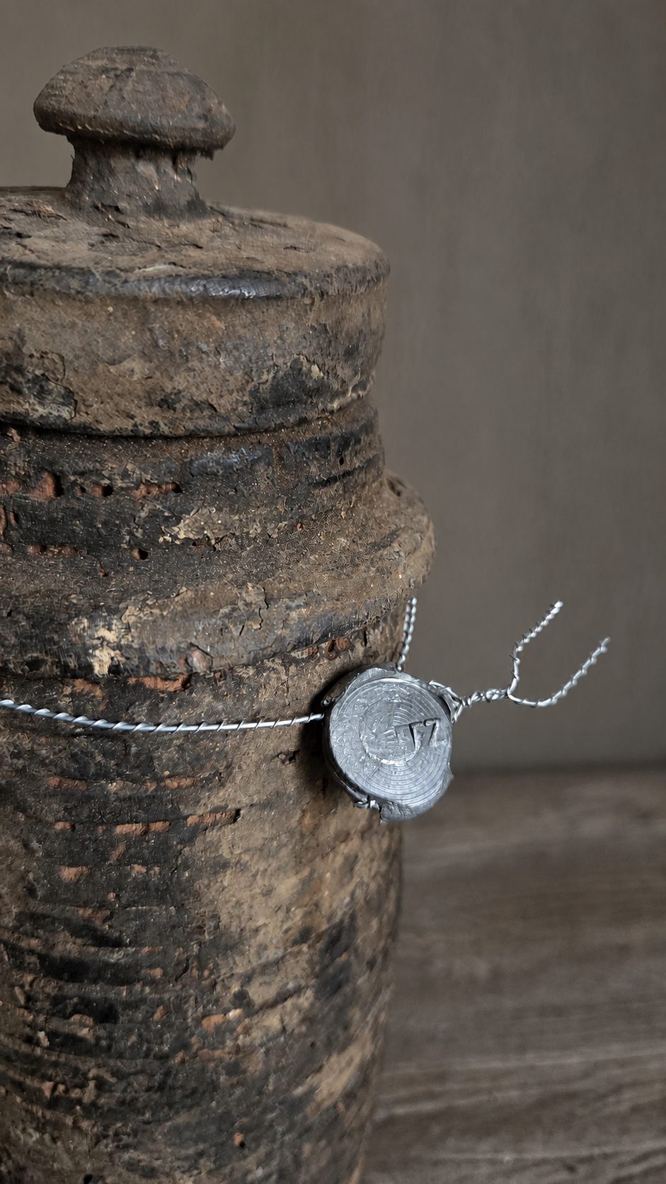 Verzegelde houten pot met deksel, detail 2