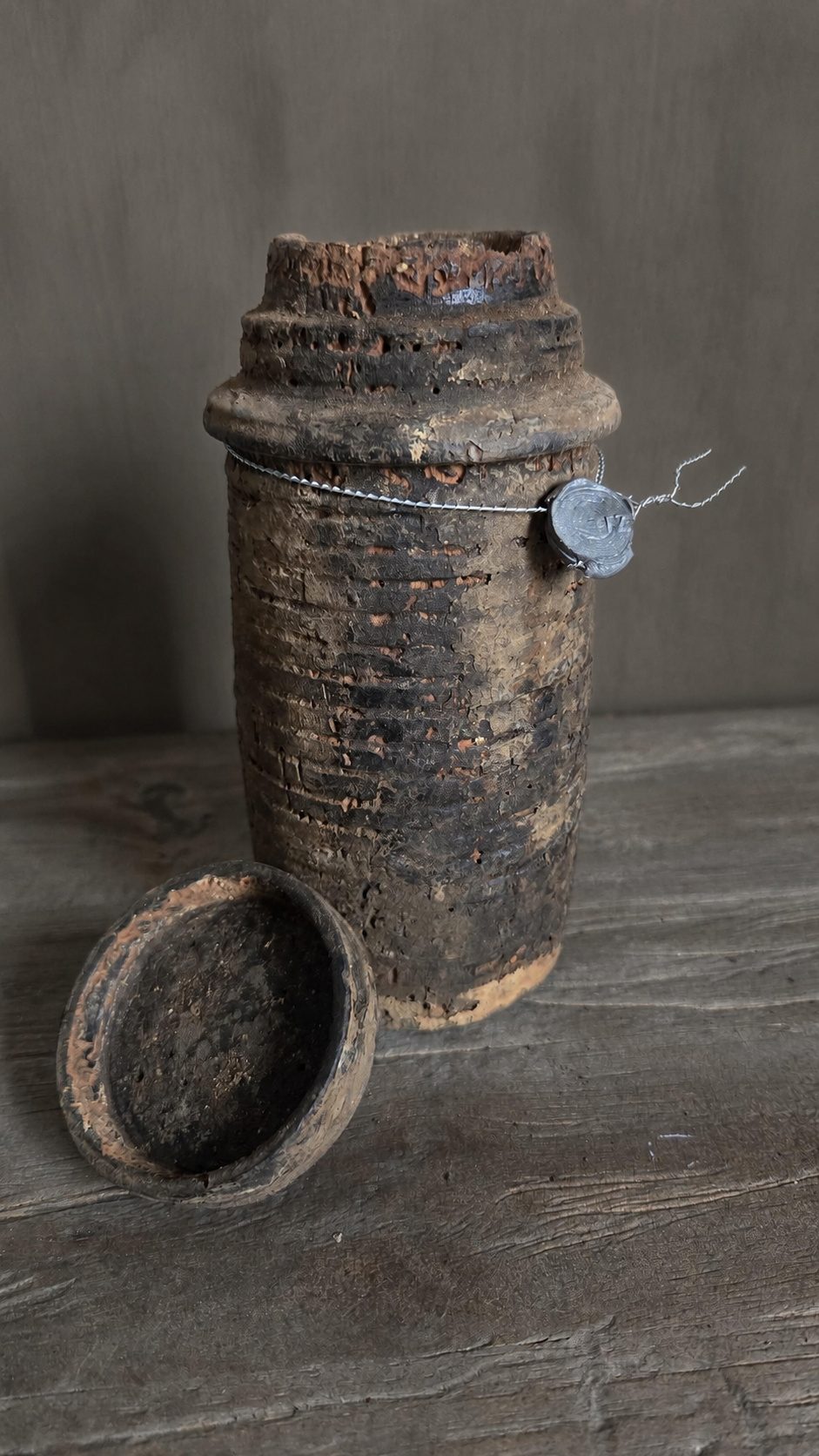 Verzegelde houten pot met deksel, detail 3