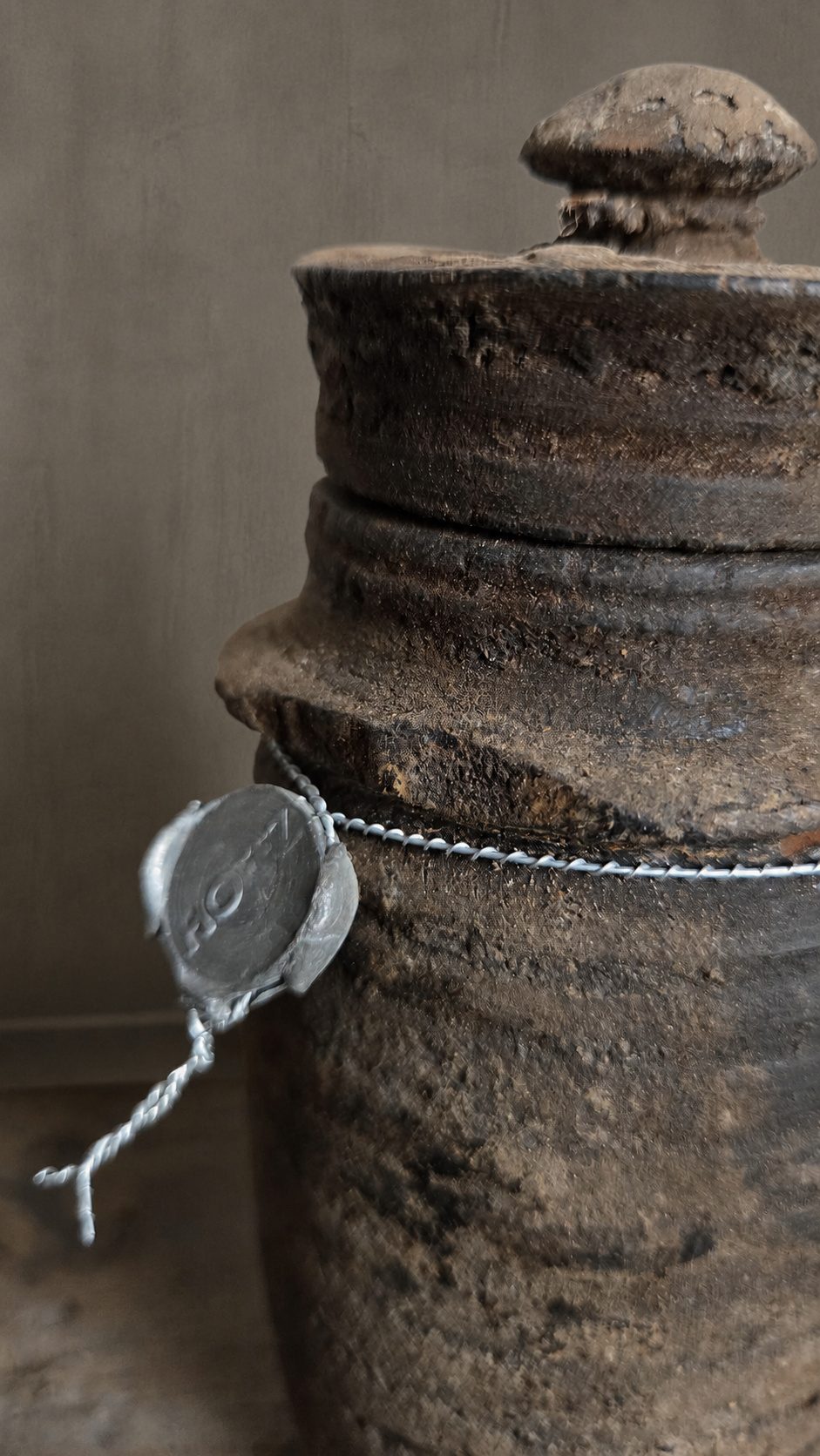Oude houten pot met knopdeksel, detail 2