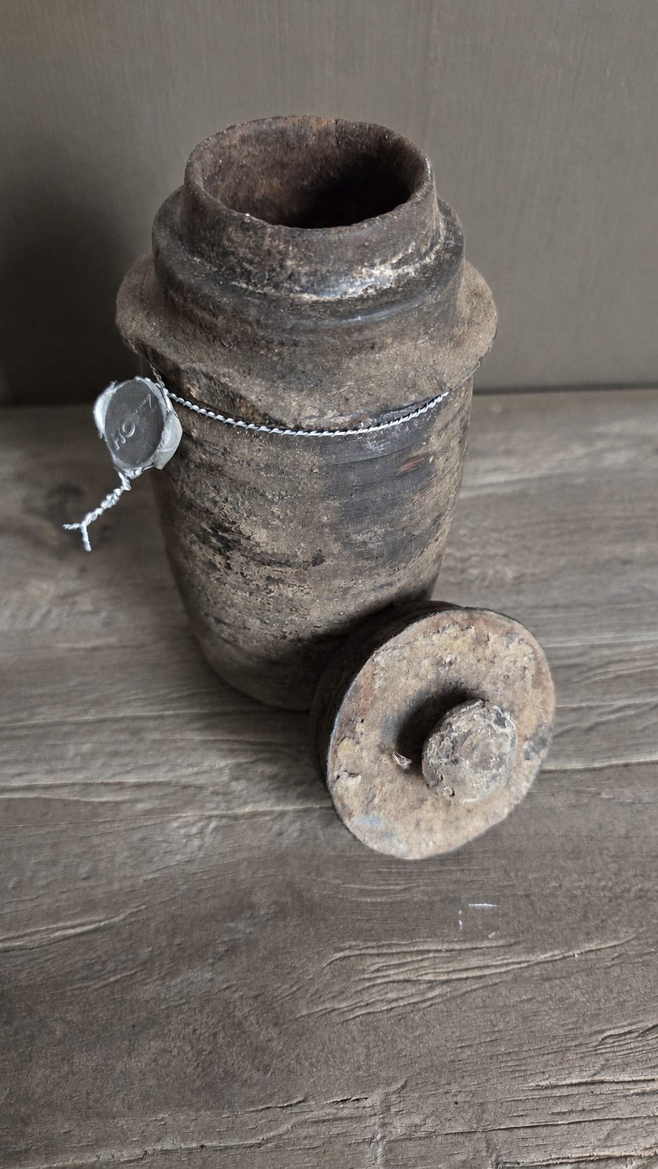 Oude houten pot met knopdeksel, detail 3