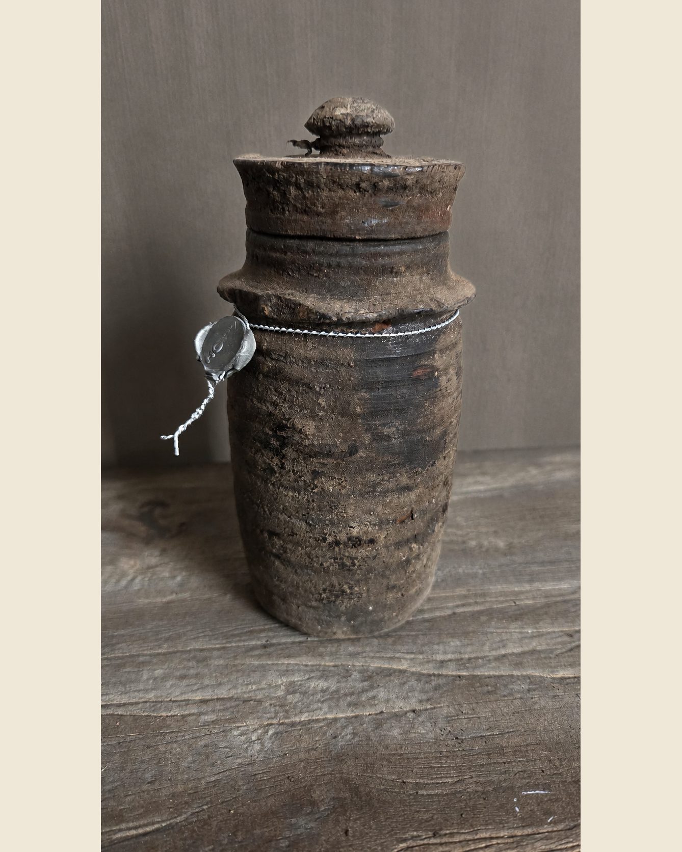 Oude houten pot met knopdeksel, Hoffz, bij Mahieu&Merckx