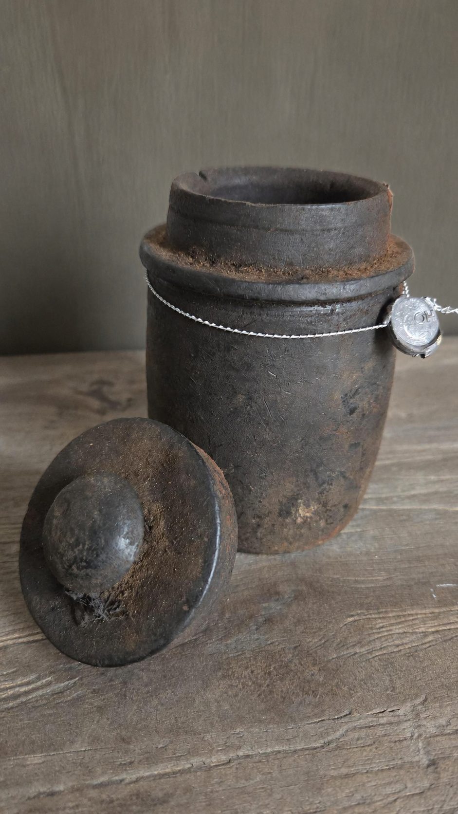 Oude houten pot met deksel, detail 2