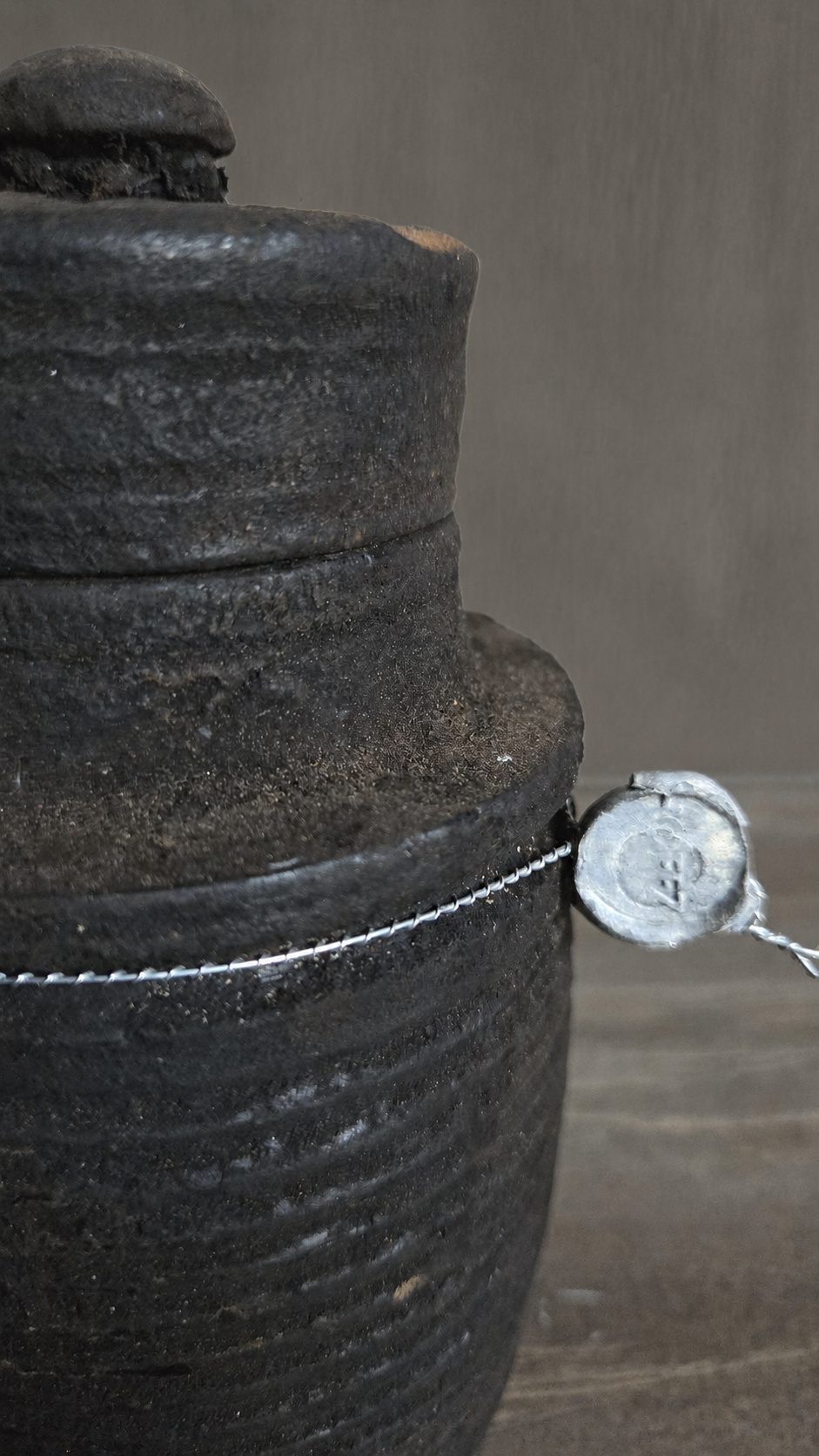 Oude geribbelde houten pot met deksel, detail 2