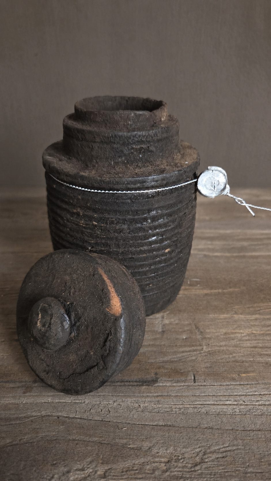 Oude geribbelde houten pot met deksel, detail 3