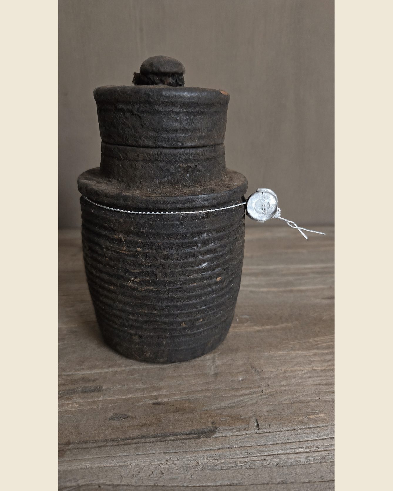Oude geribbelde houten pot met deksel, Hoffz, bij Mahieu&Merckx